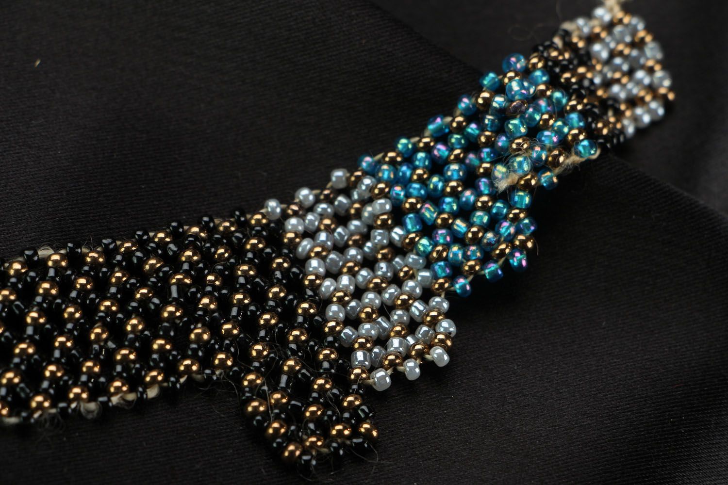 Geflochtenes Armband aus kleinen Perlen foto 3