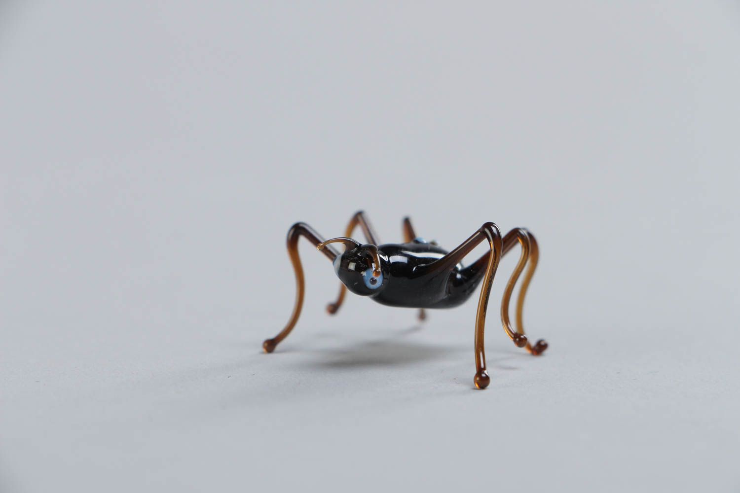 Фигурка паука из стекла в технике лэмпворк ручной работы коричневая миниатюрная фото 4