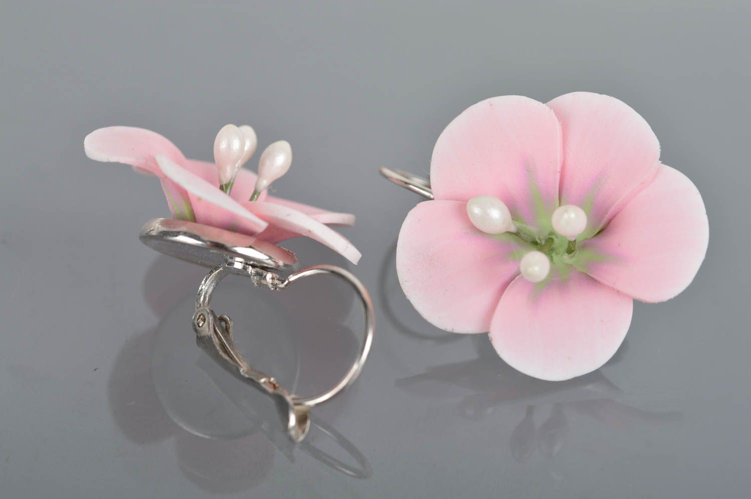 Boucles d'oreilles fleurs roses pendantes faites main en pâte polymère de design photo 5