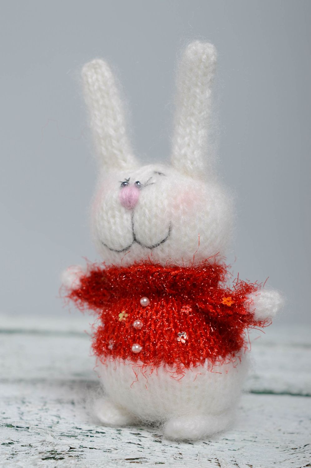 Peluche tricotée avec des aiguilles Lièvre blanc photo 1