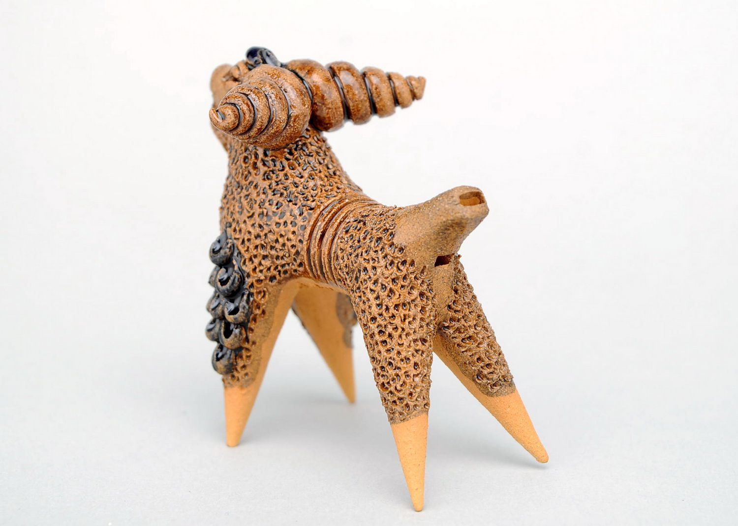 Свистулька-баранец глиняная фото 3