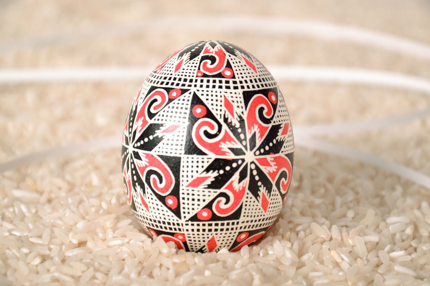 Oeuf de Pâques décoratif fait main original avec bel ornement ethnique photo 1