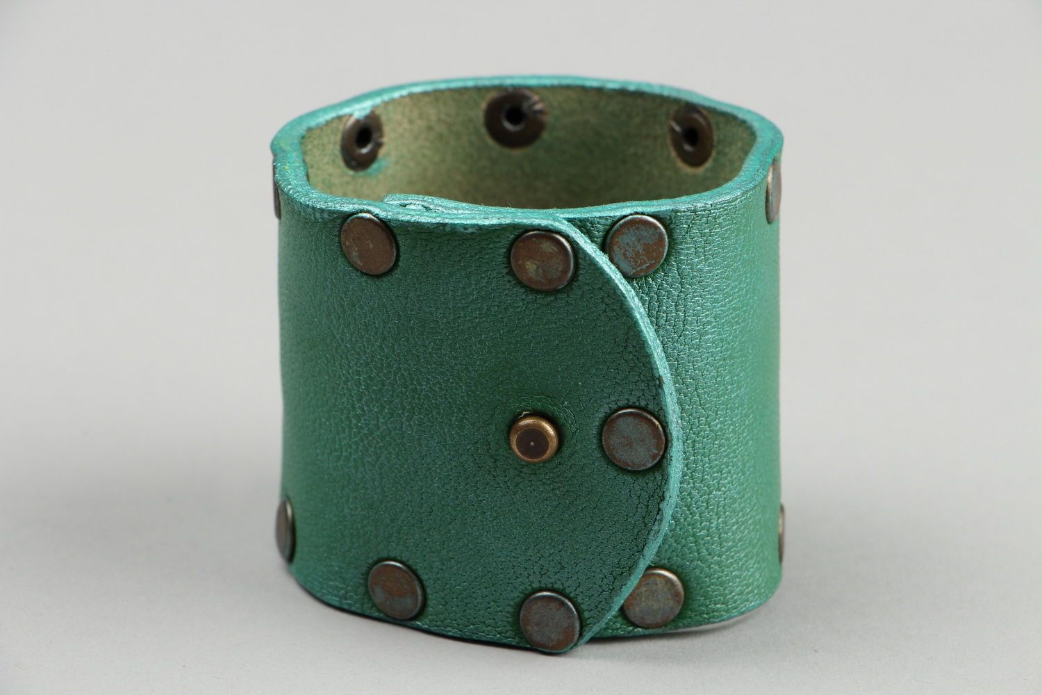 Grünes Armband aus Leder mit Druckknöpfen foto 4