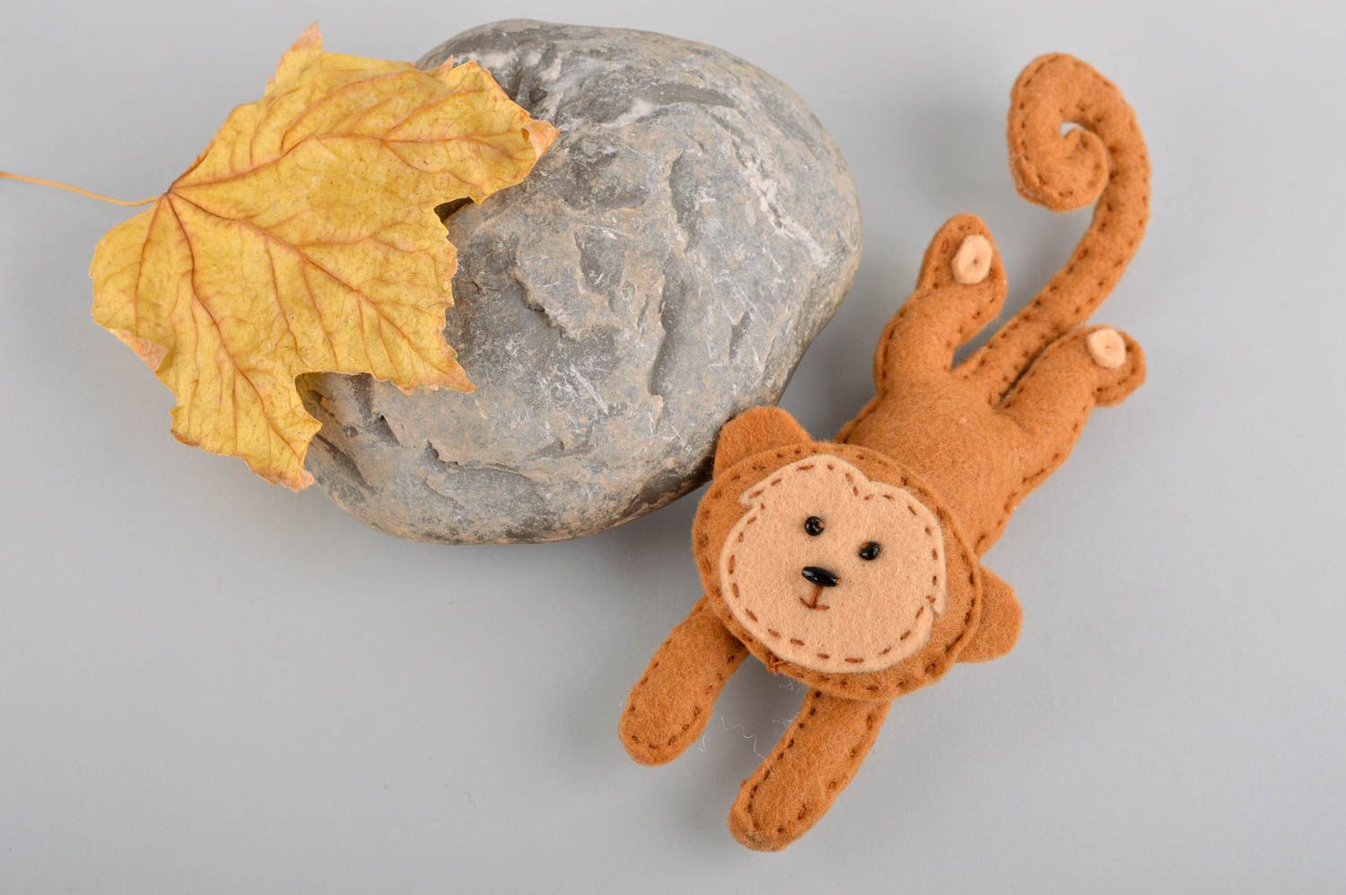 Игрушка ручной работы игрушка из шерсти игрушка из войлока Обезьянка коричневая фото 1