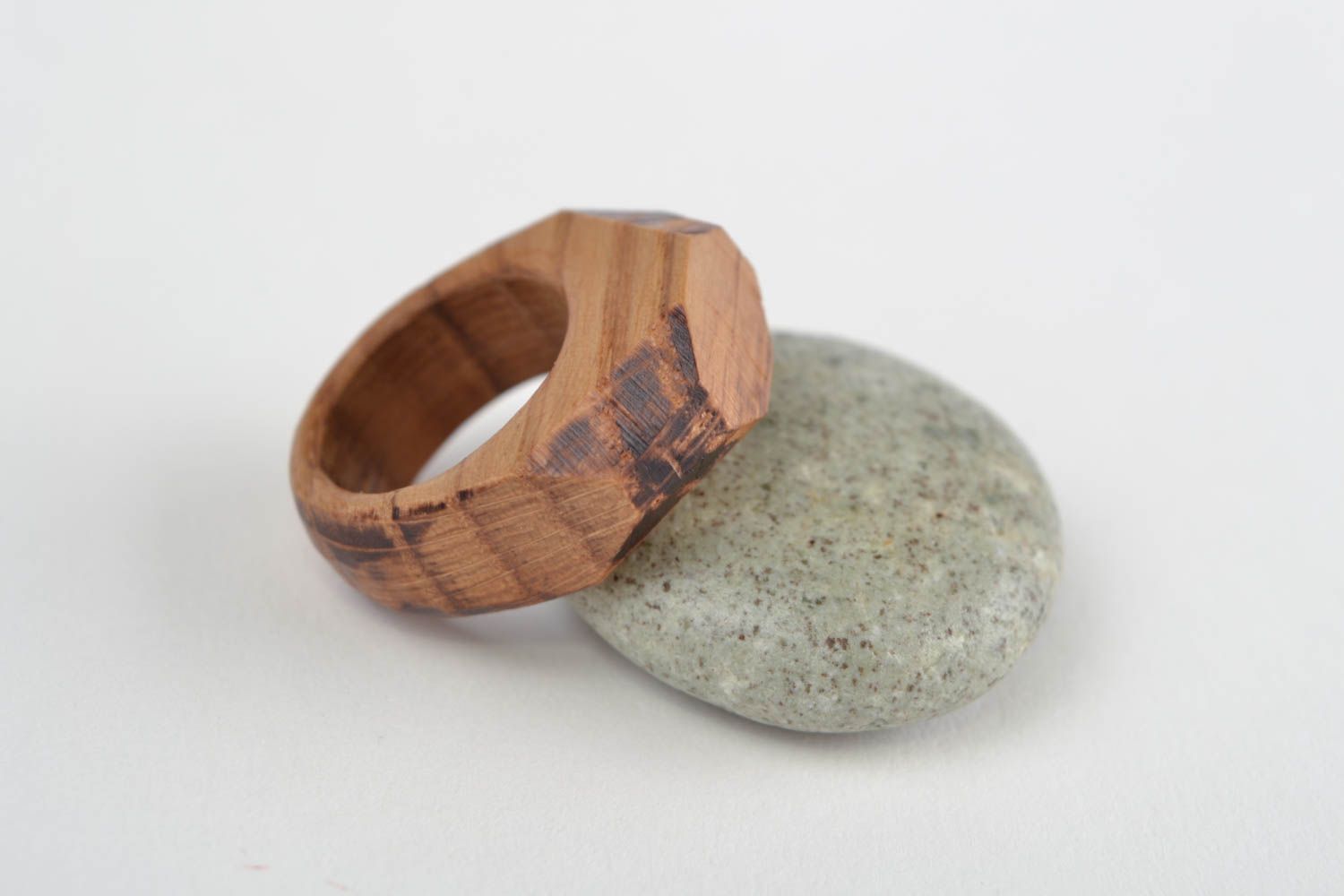 Деревянное резное кольцо стильное необычное для девушек граненное ручная работа фото 1