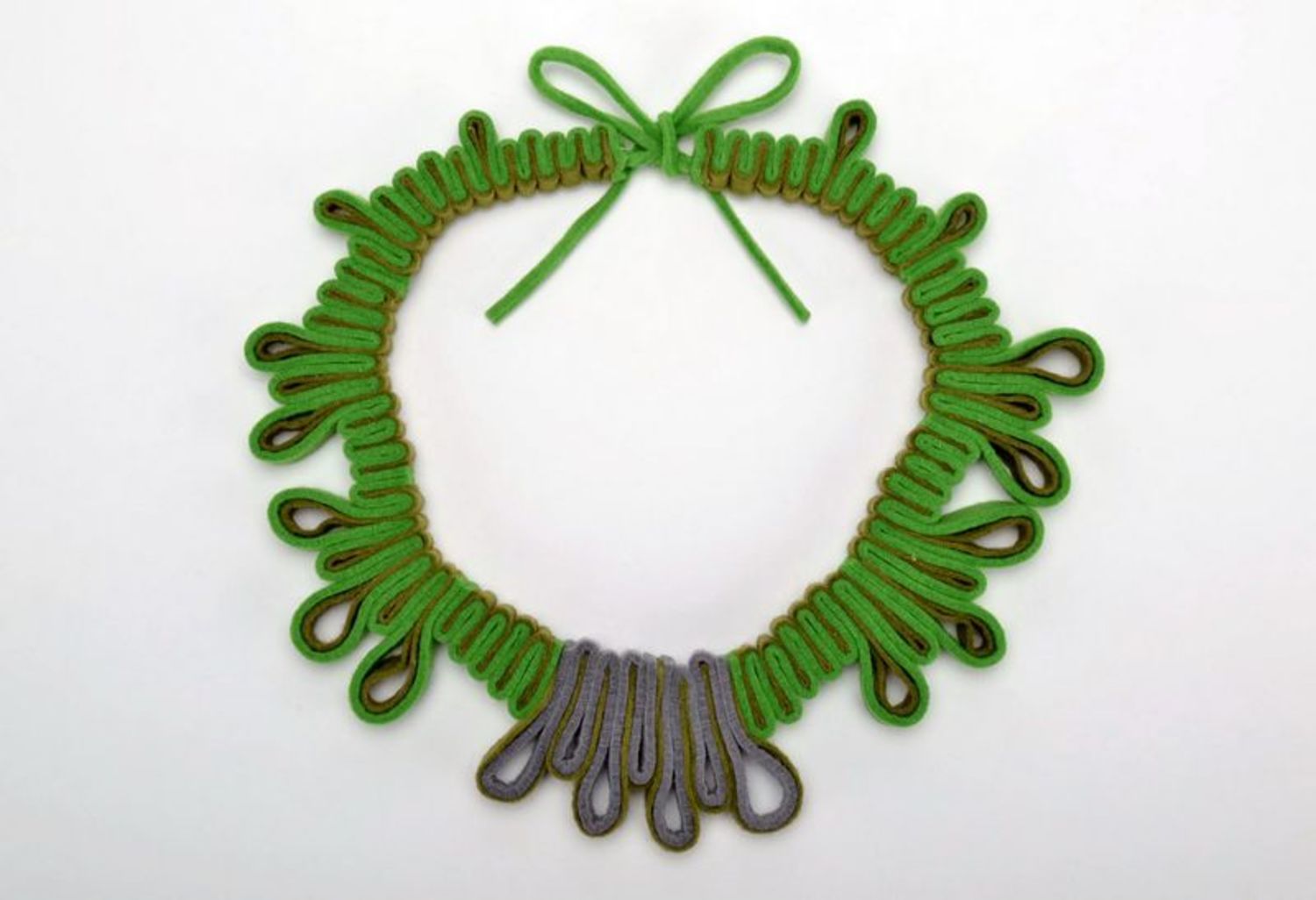 Green felt necklace photo 3