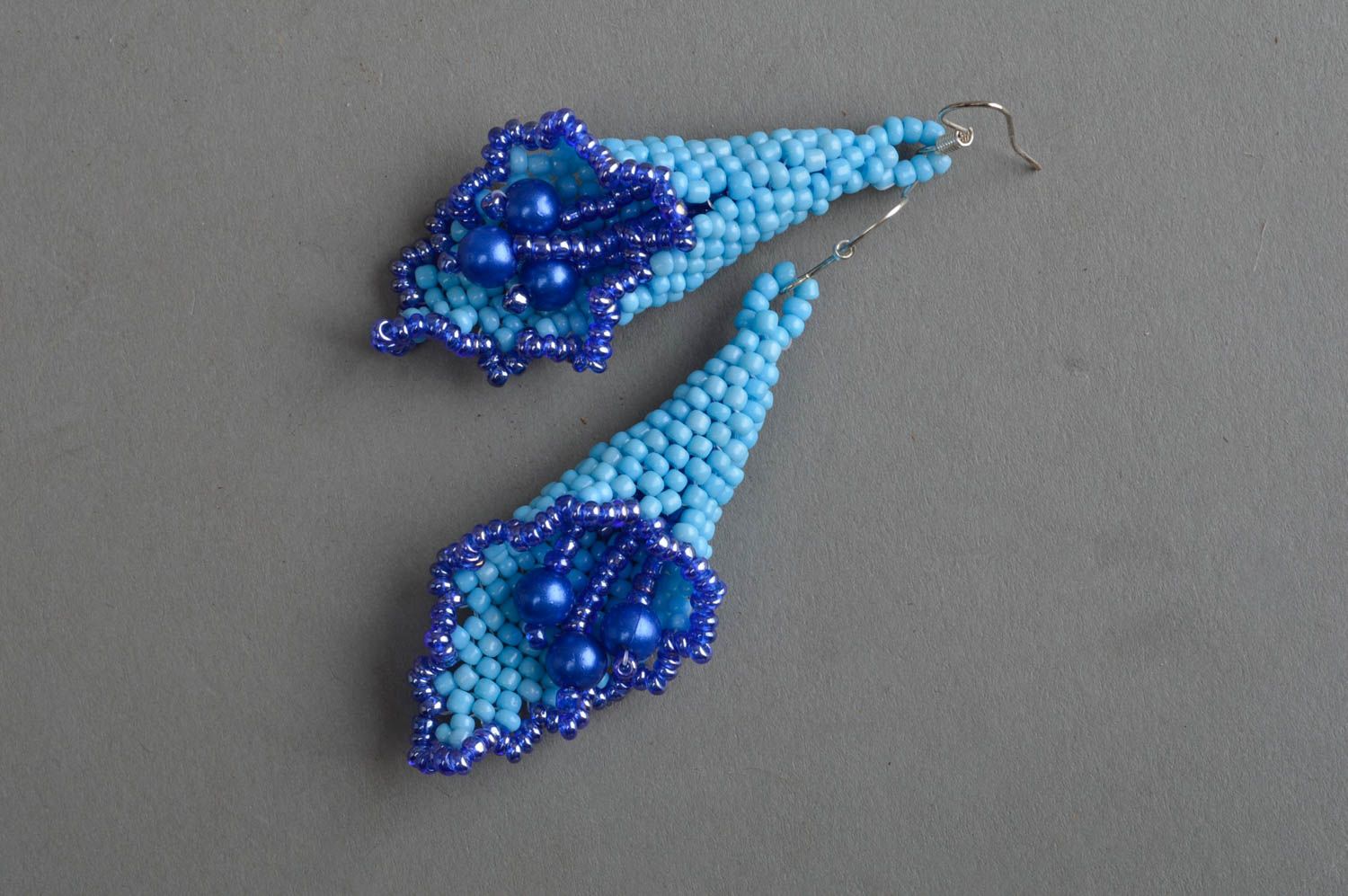 Blaue Gehänge Ohrringe aus Glasperlen mit Perlen in Form von Blumen handgemacht foto 2
