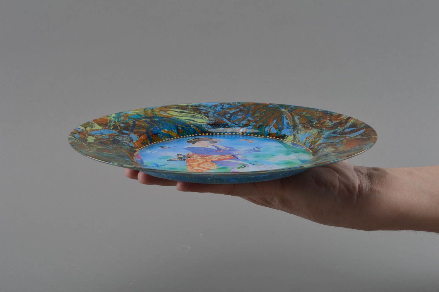 Красочная стеклянная тарелка в технике декупаж ручной работы в японском стиле фото 4