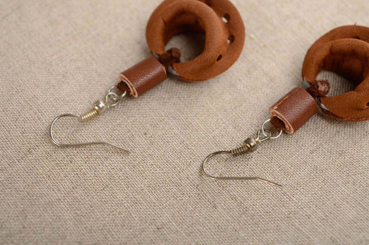 Boucles d'oreilles artisanales de cuir naturel avec pendeloques faites main photo 4