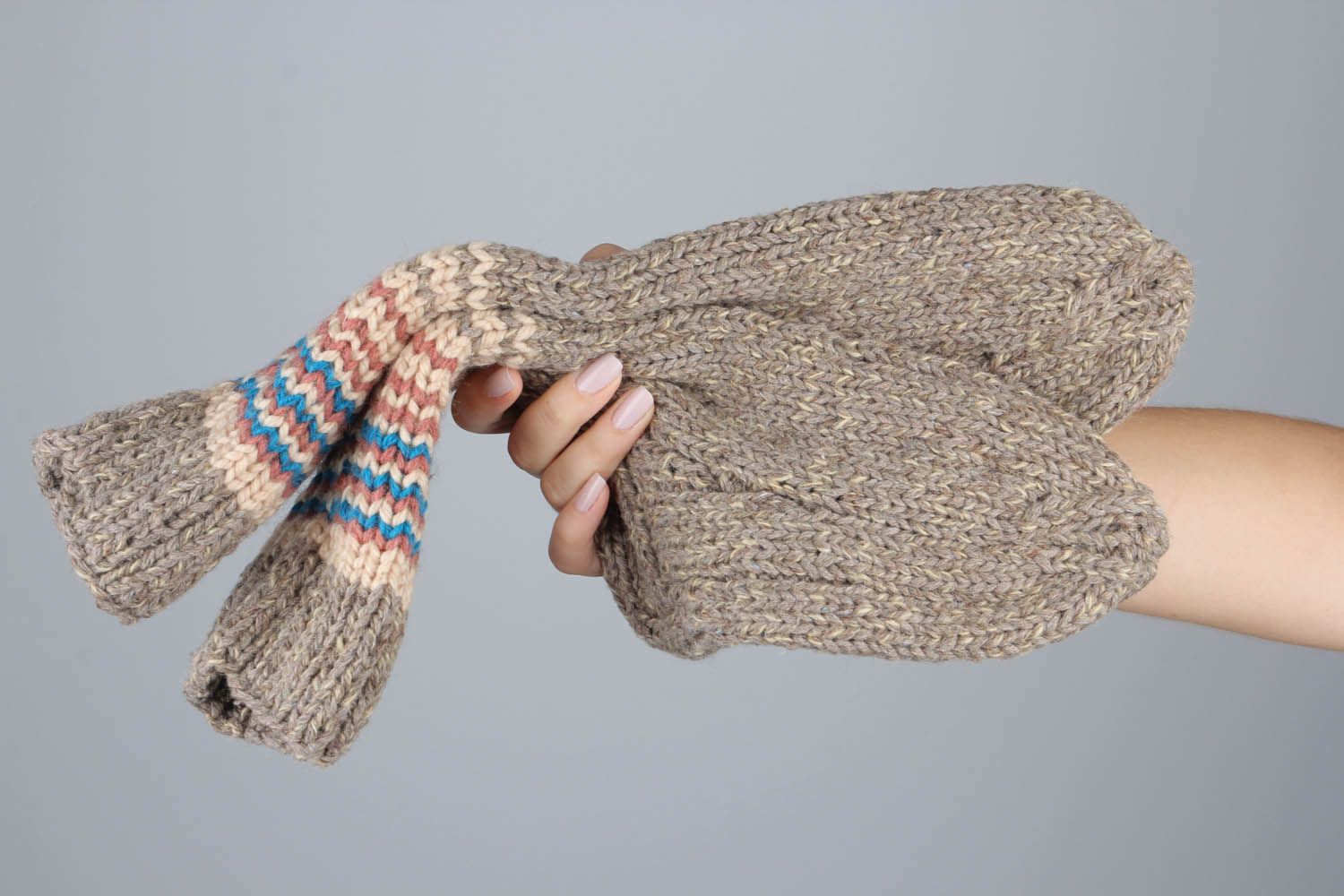 Meias de mulheres cinzentas quentes de fios de lã tricotadas à mão  foto 5