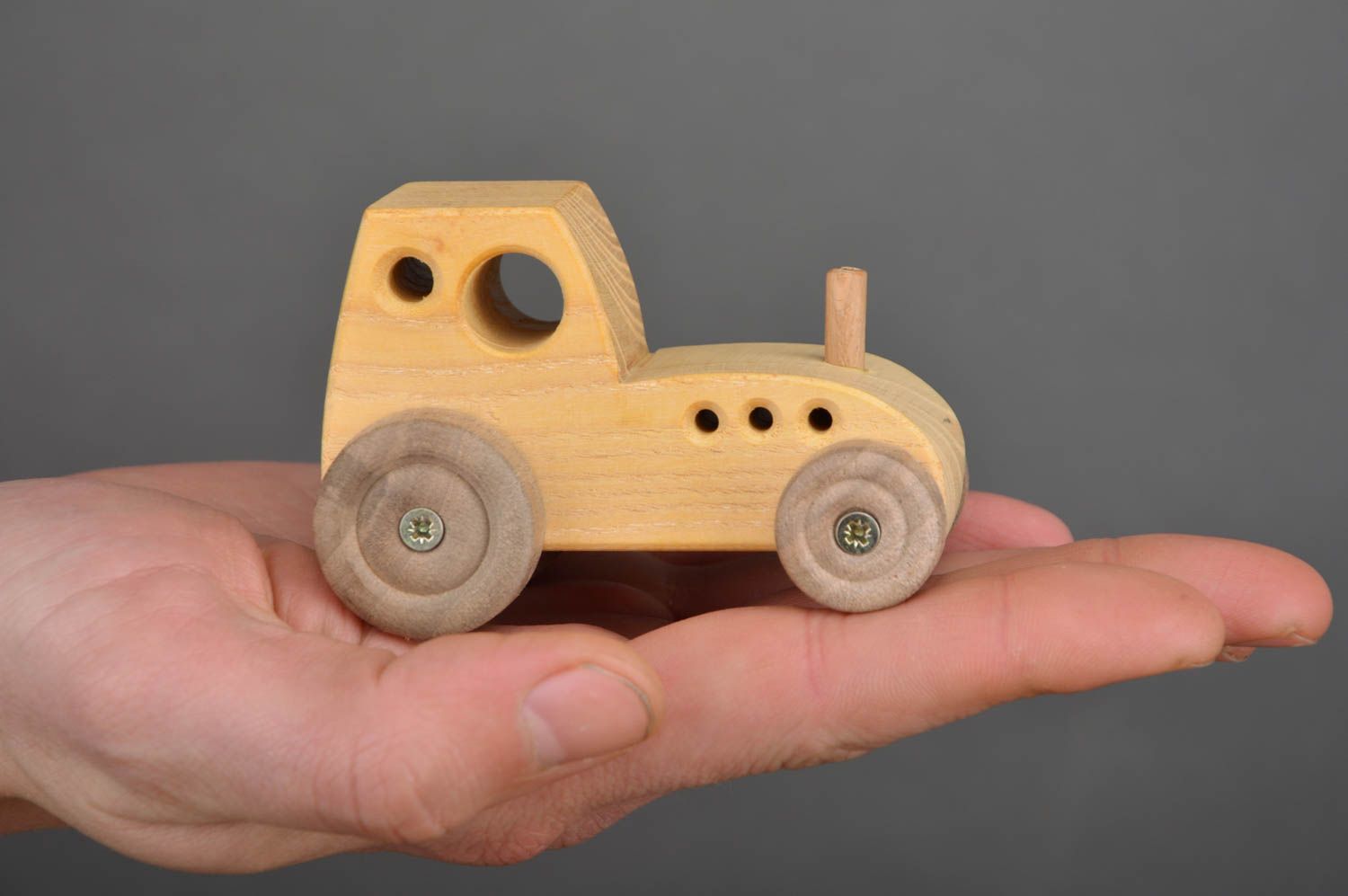 Juguete de madera ecológico original para niños hecho a mano tractor bonito foto 3