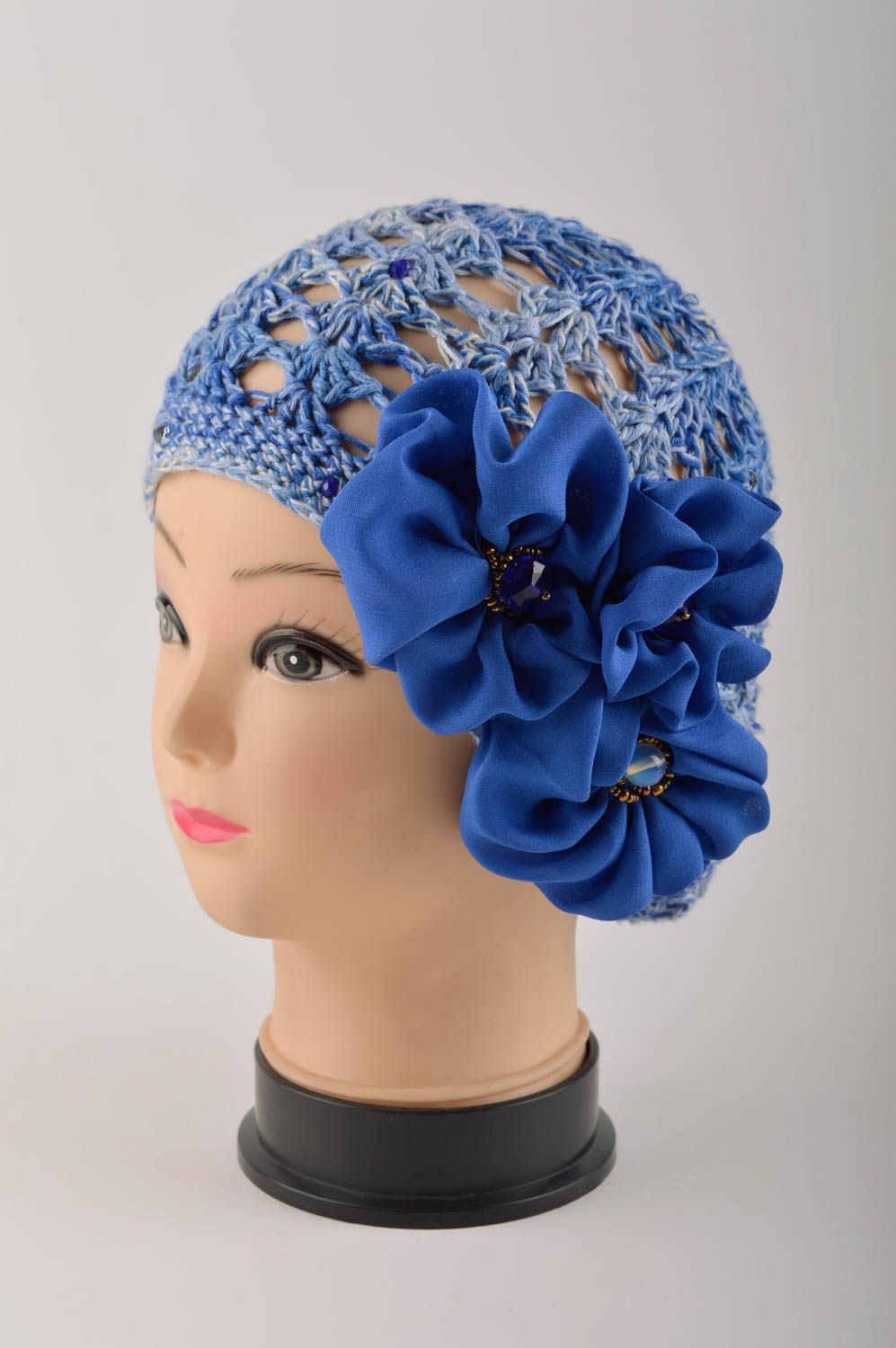 Béret au crochet fait main Chapeau tricoté avec fleurs Vêtement femme design photo 2