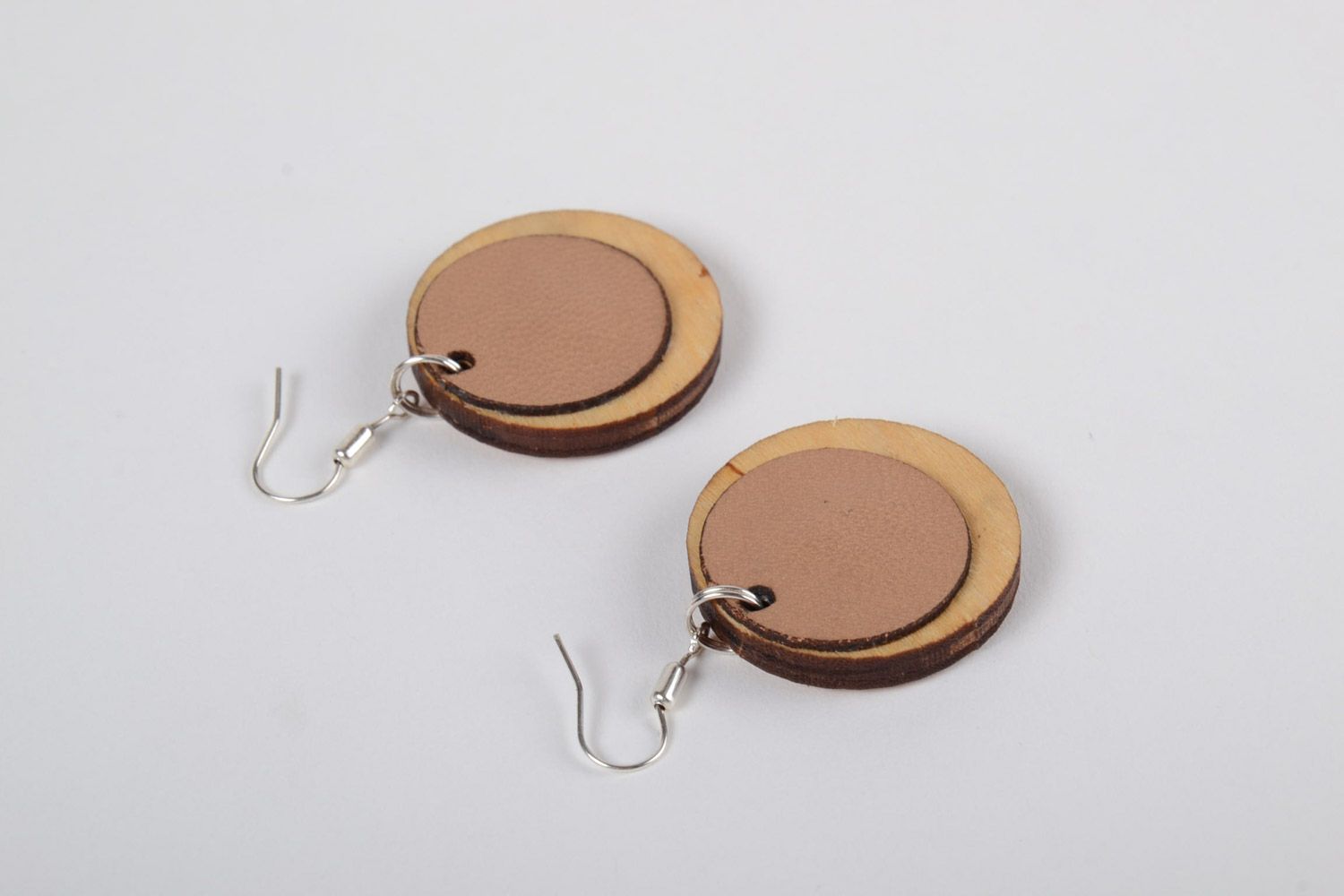 Kleine runde handgemachte künstlerische Ohrringe mit Stickerei aus Furnierholz  foto 3