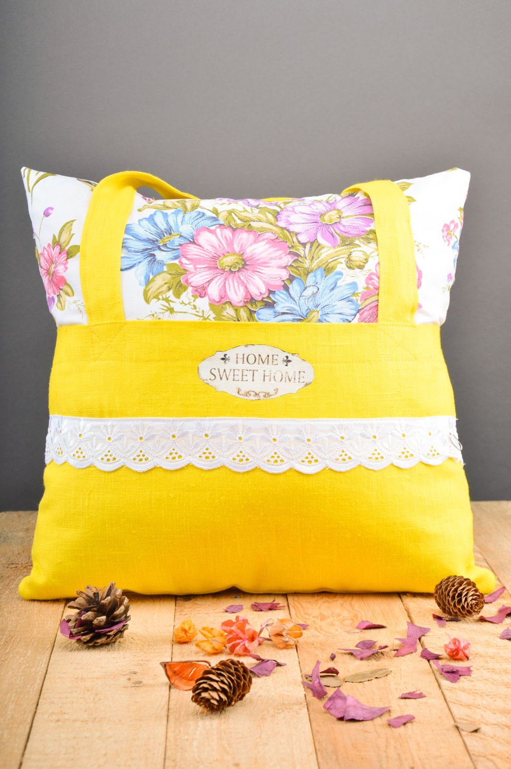 Gelbes handmade Kissen für Reisen aus Baumwole und Leinen mit Henkeln foto 5