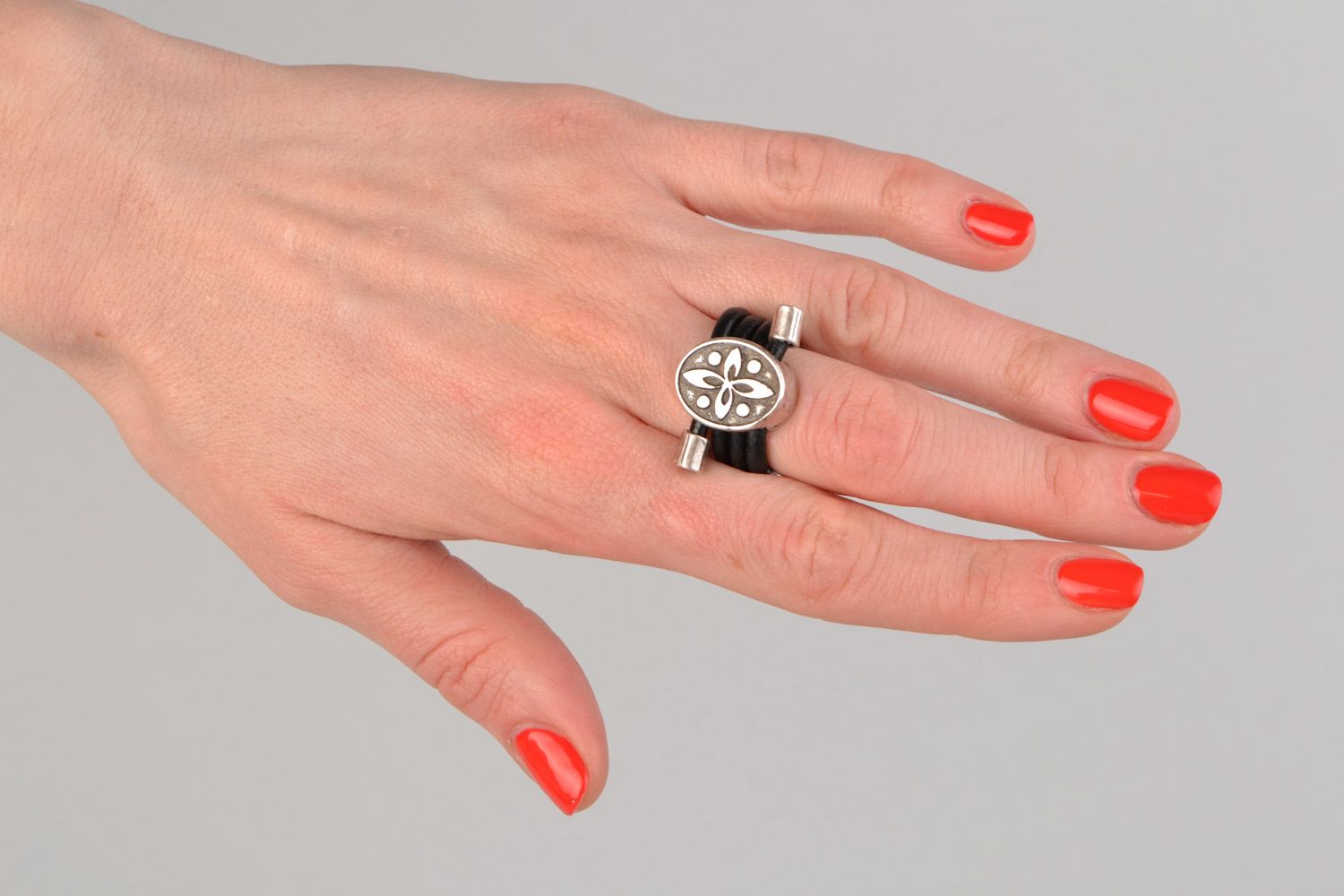 Metall Ring in Schwarz auf Leder Schnur regulierbar handmade foto 2