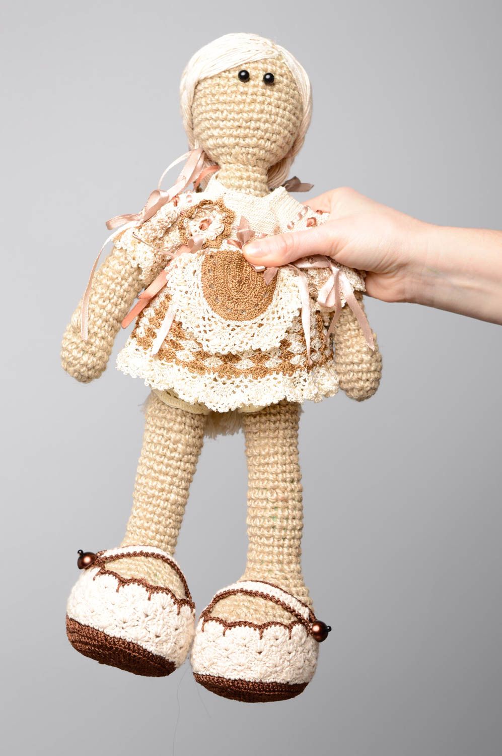 Большая вязаная кукла серо-коричневая фото 4