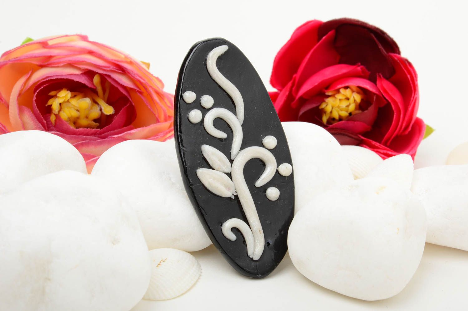Broche noire à motif blanc Bijou fait main en pâte polymère Cadeau pour femme photo 1