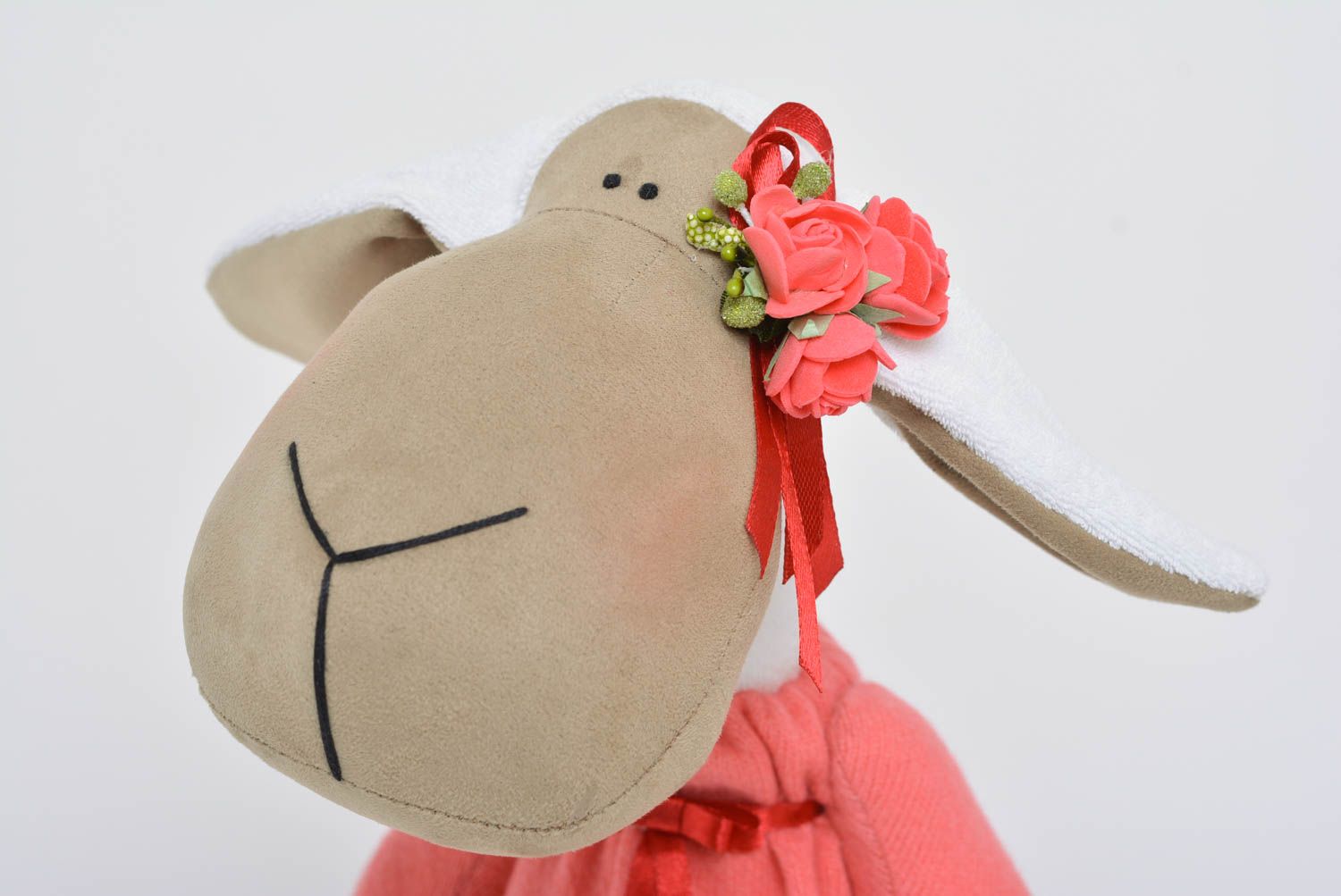 Handgemachtes Spielzeug aus Stoff in Form vom Nilpferd in rosafarbenem Kleid foto 2