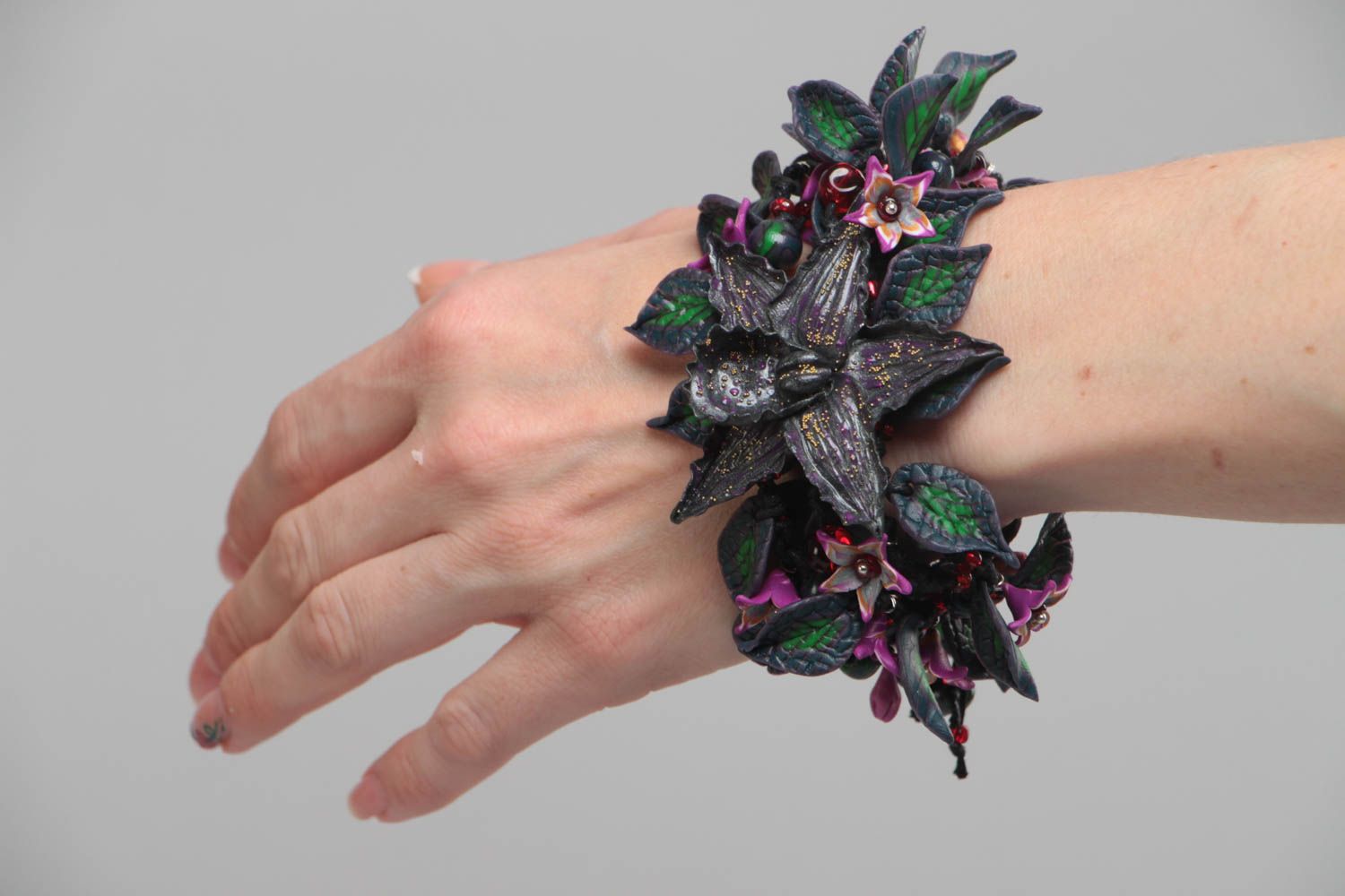 Handmade stylish bracelet made of polymer clay with black orchids on chain photo 6