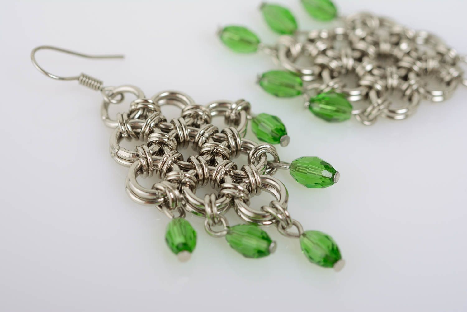 Originelle grüne Ohrringe aus Metall mit Glasperlen künstlerische Handarbeit foto 2