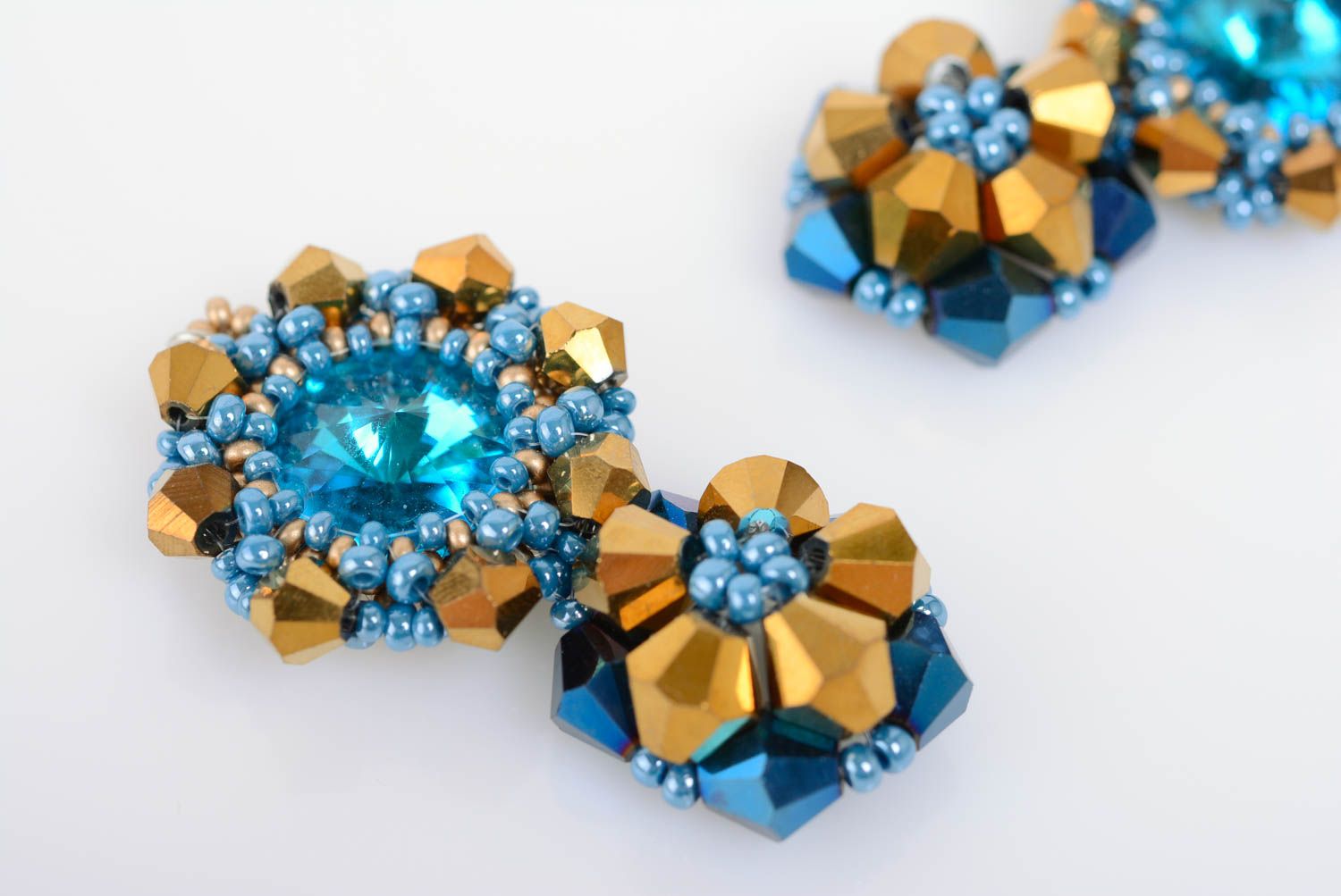 Handmade künstlerische Ohrringe aus Glasperlen und Glaskugeln in Blau und Golden foto 2