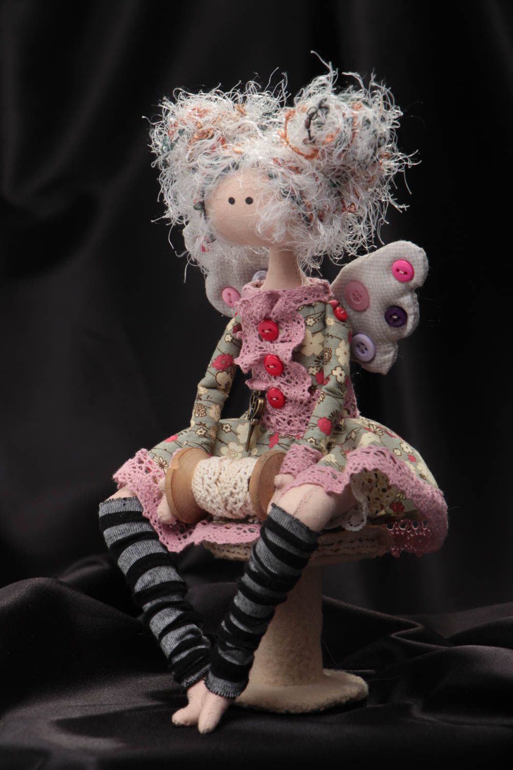 Muñeca de tela bonita artesanal chica con alitas en puf foto 1