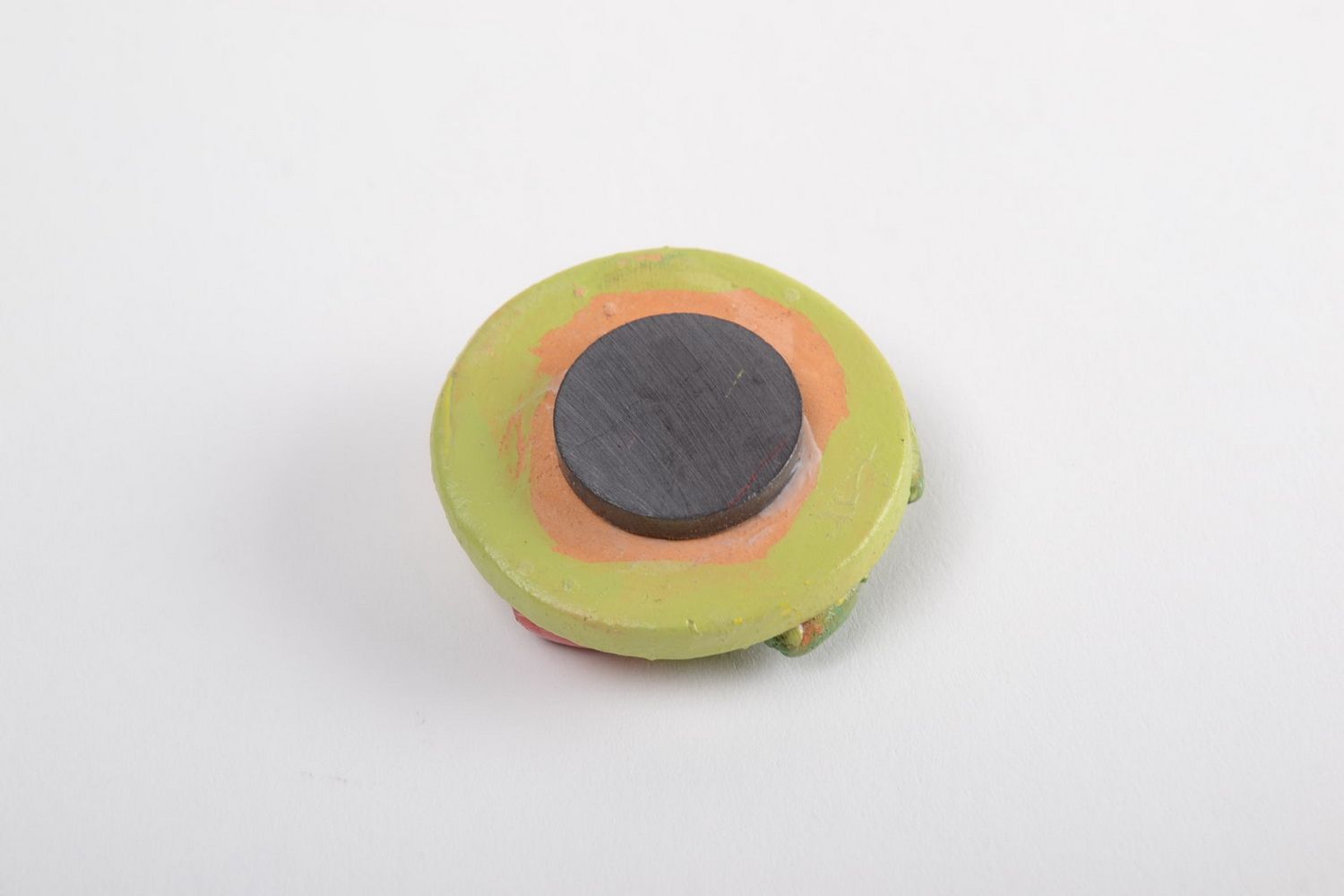 Magnet rond pour frigo avec fleur rose en argile peint fait main de créateur photo 4