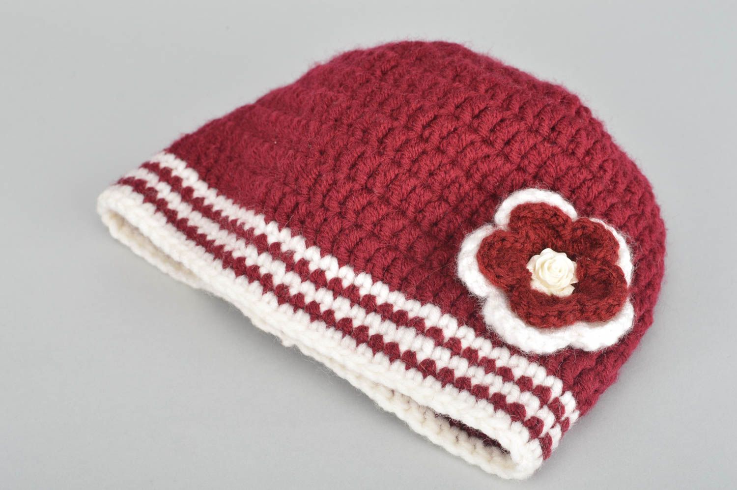 Bonnet tricot fait main Bonnet en laine rouge foncé avec fleur Vêtement enfant photo 2