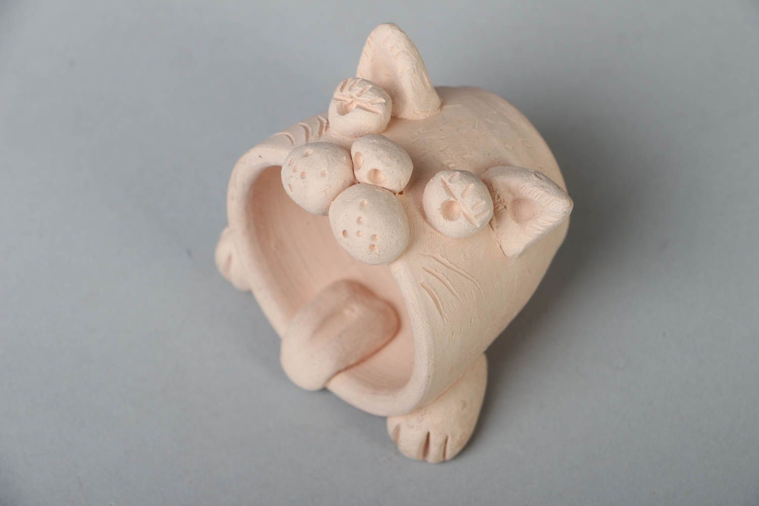 Wite clay not glazed kids cup with kitty molded pattern photo 3