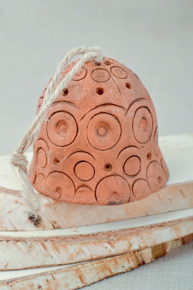 Campanello decorativo etnico fatto a mano in ceramica souvenir in terracotta foto 1