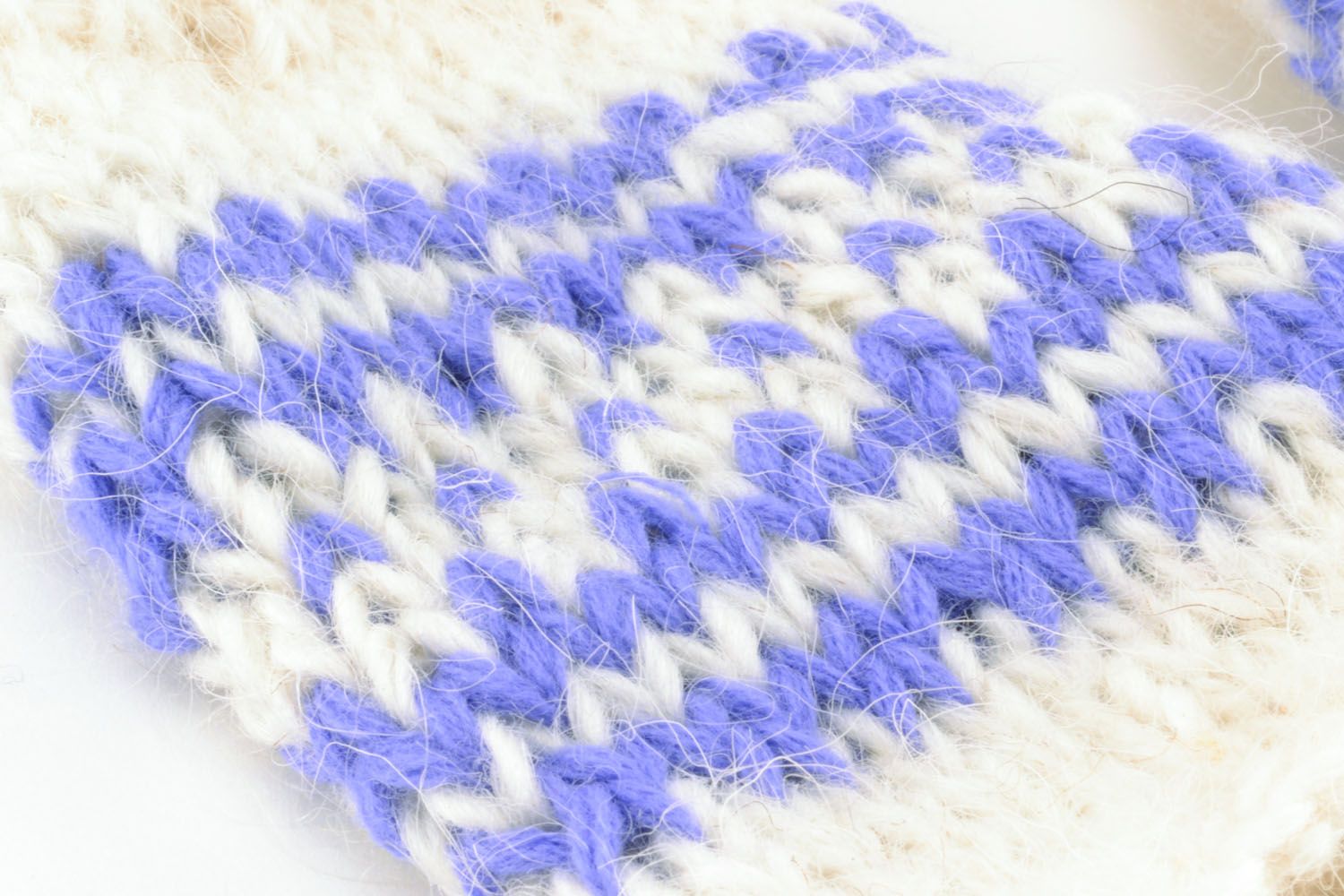 Mitenes com padrão azul de lã feitas à mão com agulhas  foto 5