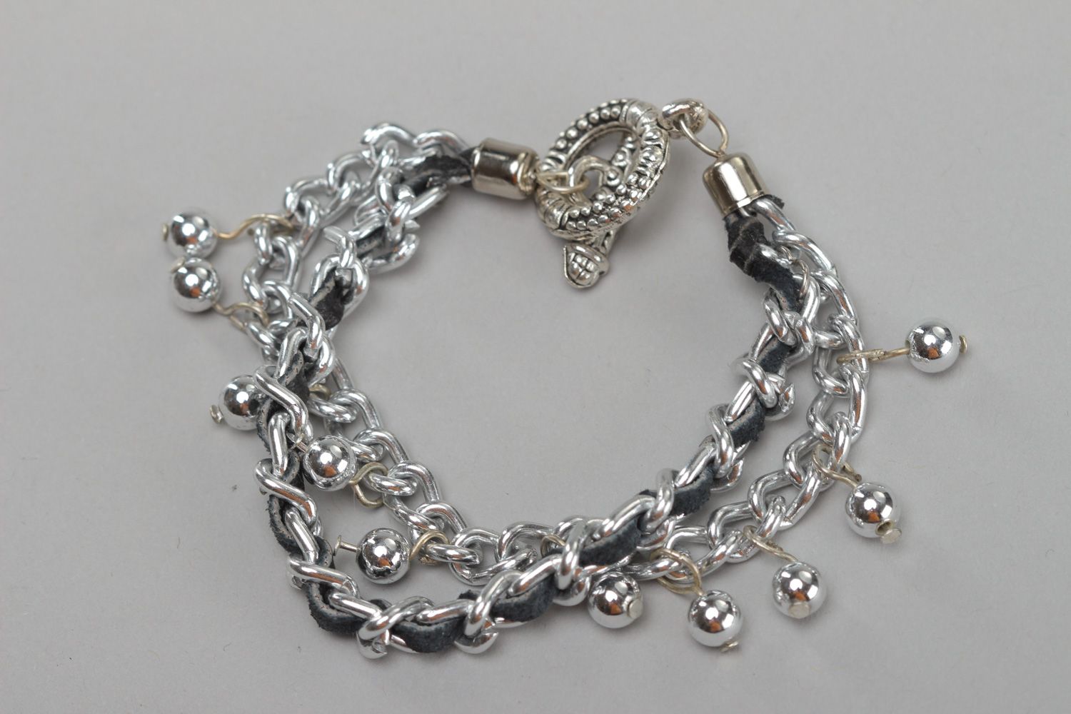 Bracelet chaîne métallique avec perles fantaisie et cuir naturel fait main photo 2