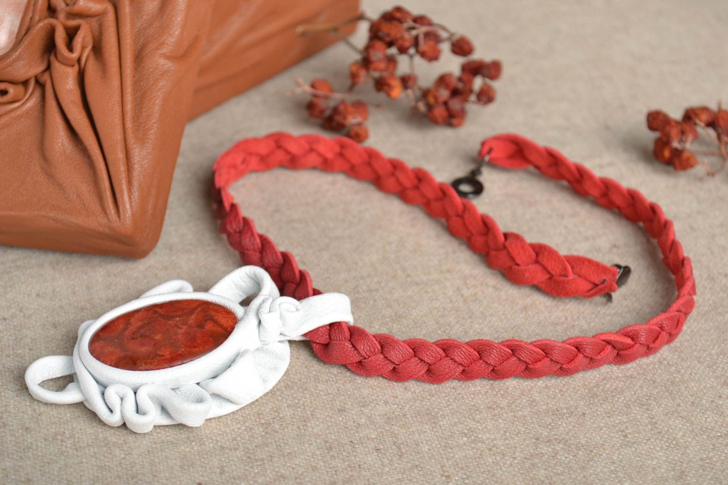 Handmade Leder Anhänger Damen Schmuck Accessoires für Frauen rot mit Stein foto 1
