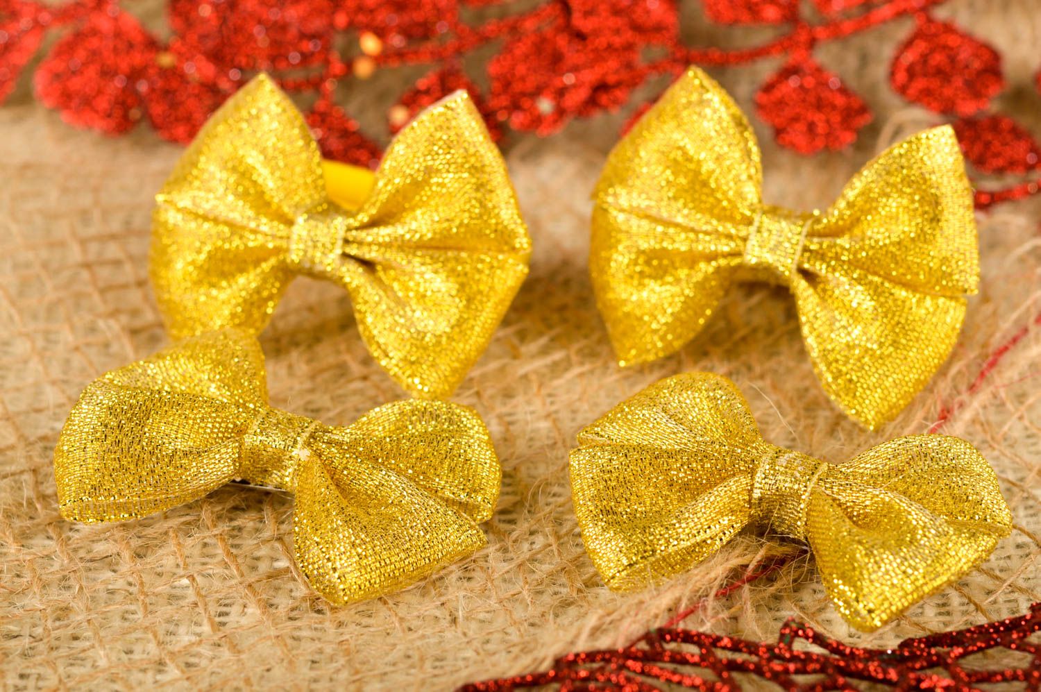 Ganchos con lazos y gomas de pelo artesanales dorados  accesorios infantiles foto 1