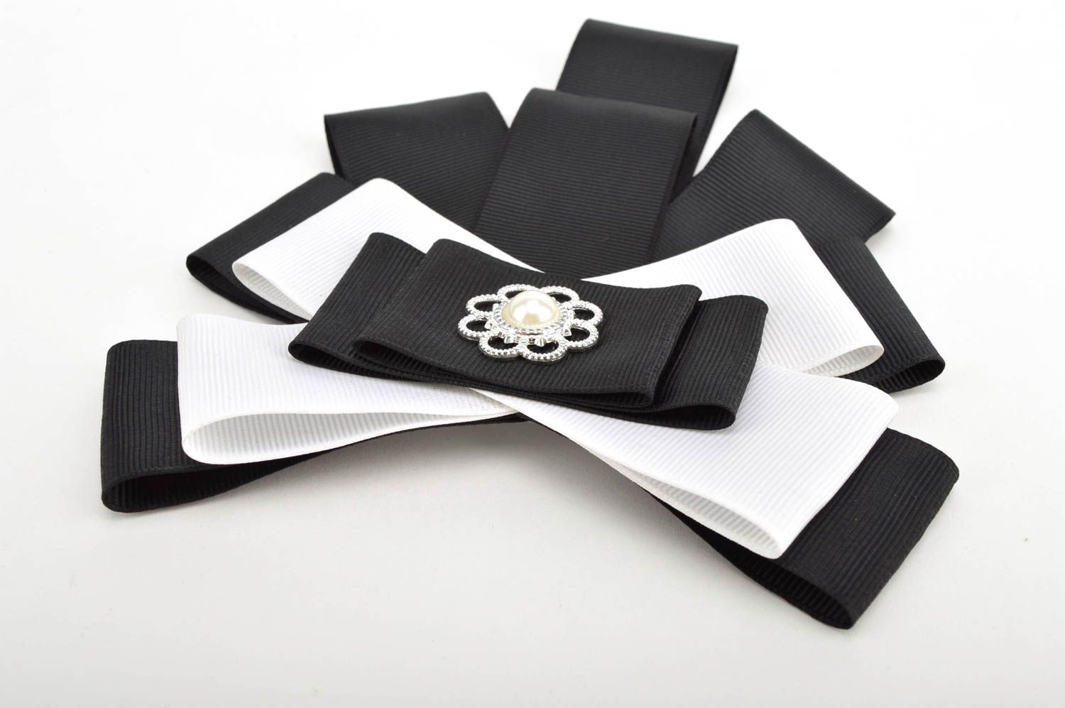 Schleife Brosche handgemachter Schmuck Accessoire für Frauen schwarz weiß  foto 5