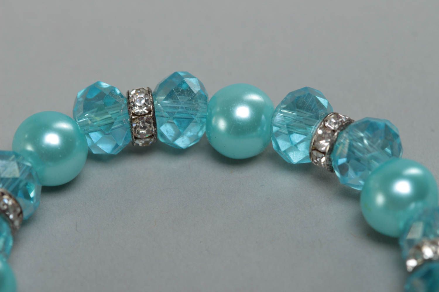 Bracelet en perles de cristal et céramique bleu clair sur élastique fait main  photo 4