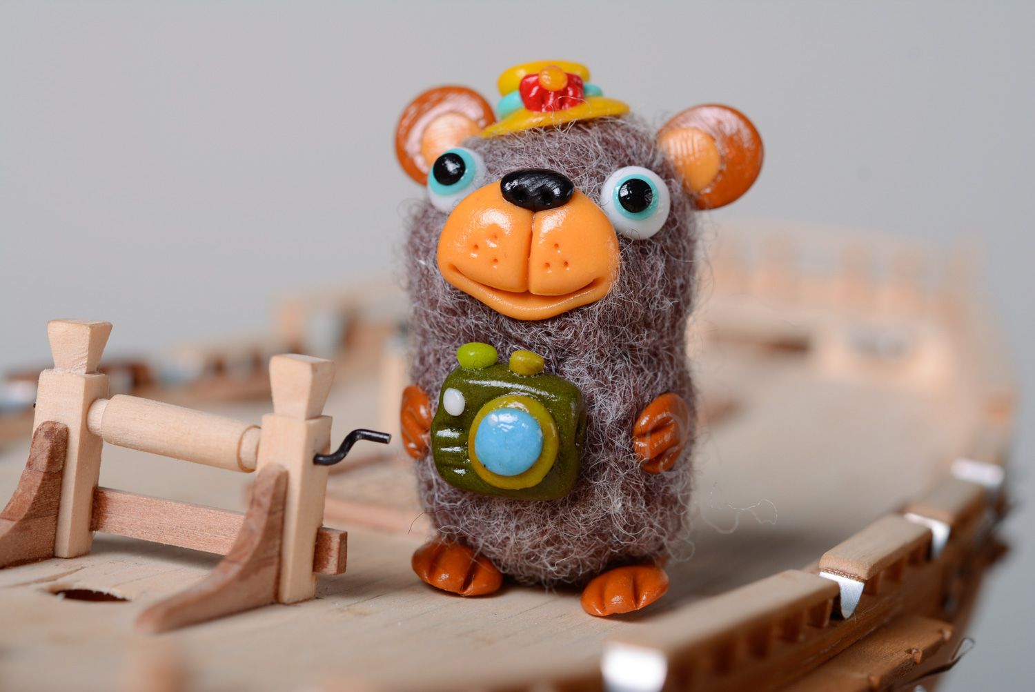Карманная игрушка в технике валяния Мышка с фотоаппаратом фото 1