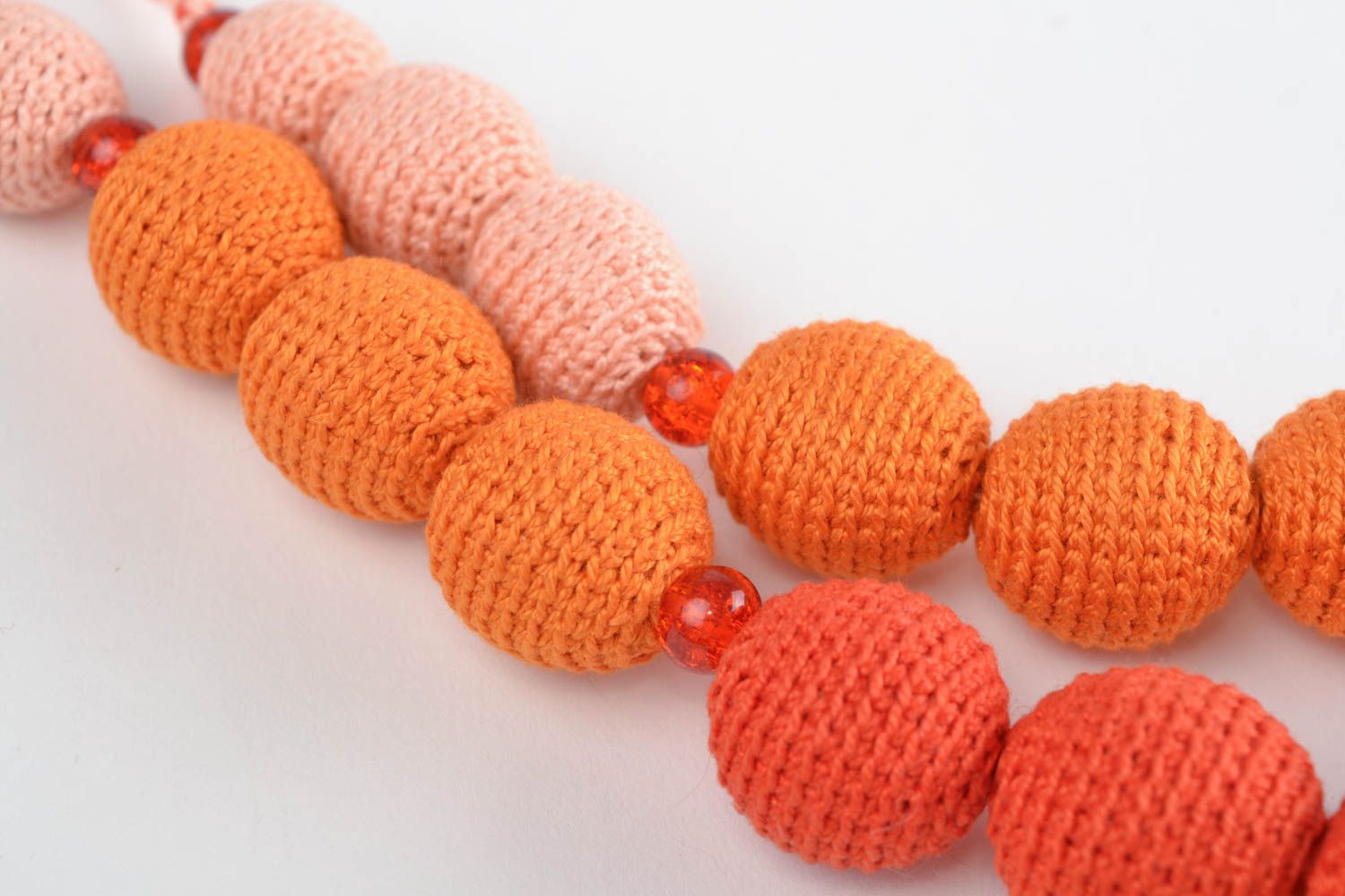 Колье из бусин обвязанных нитками вязаные оранжевые яркие стильные ручной работы фото 4