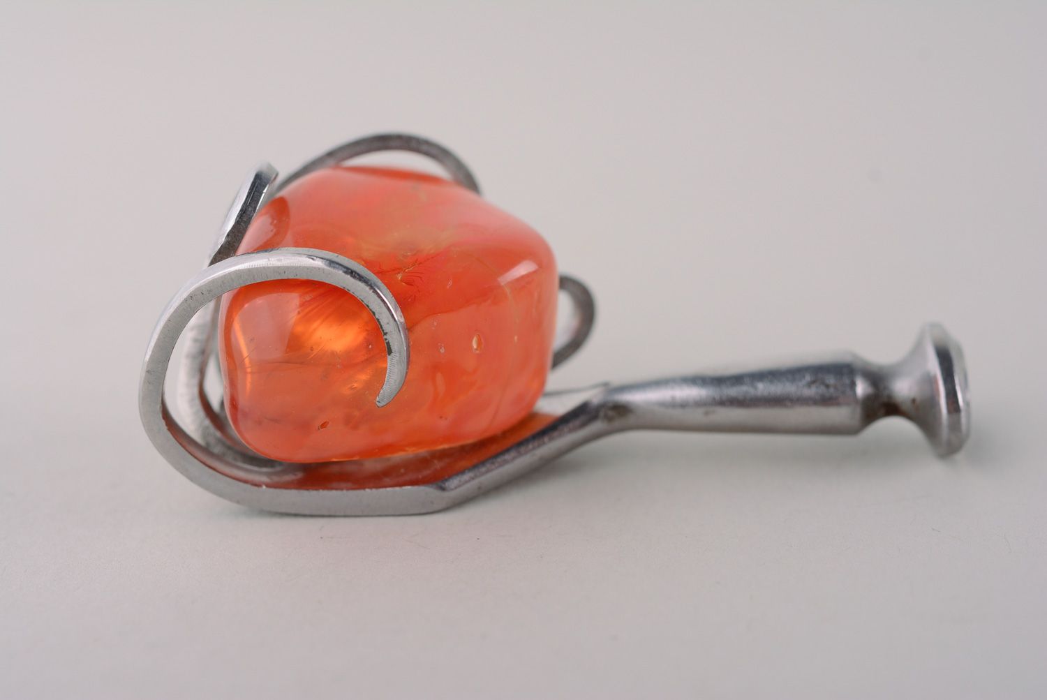 Металлический кулон из мельхиоровой вилки с красным искусственным камнем фото 2