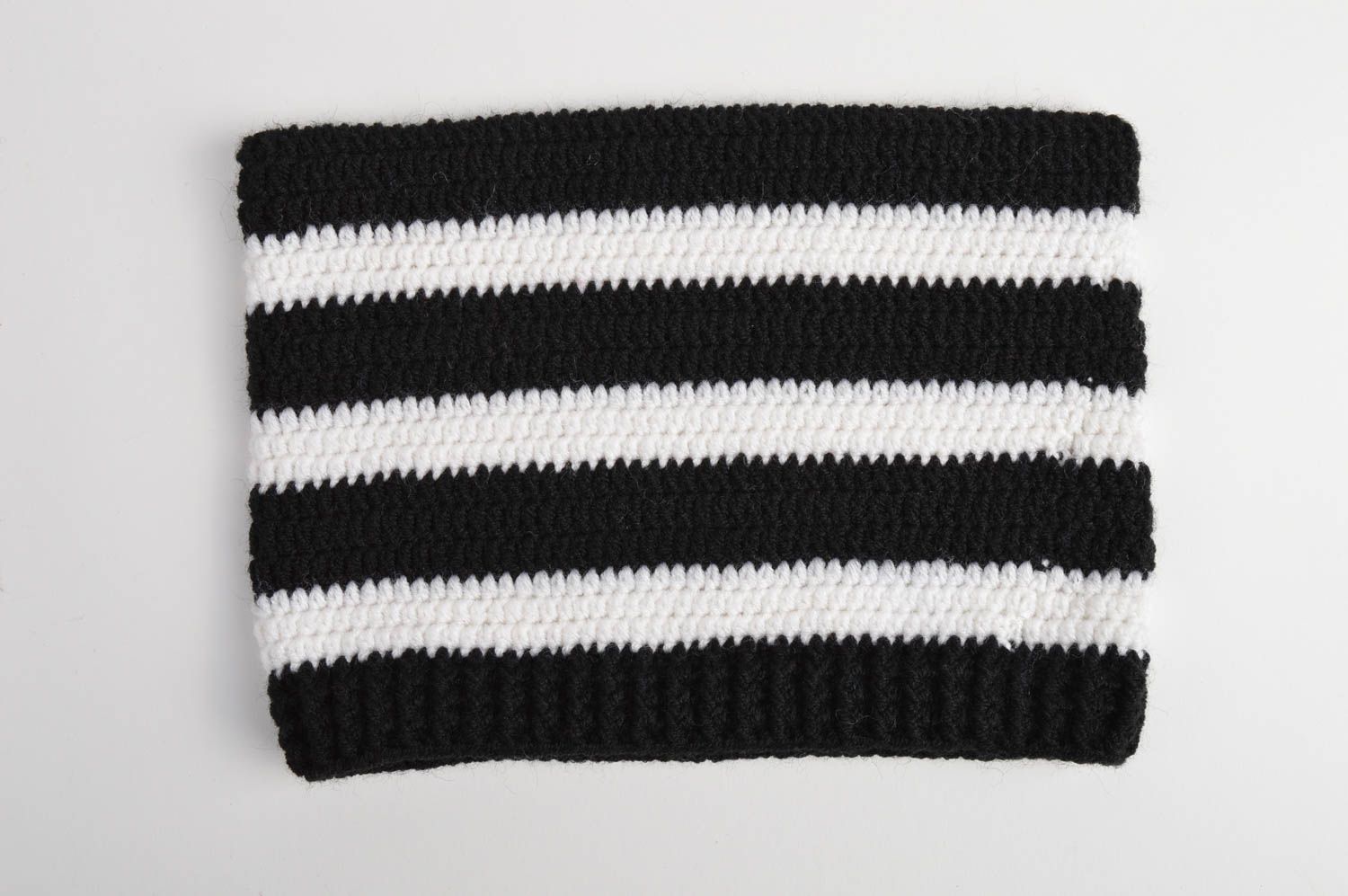 Квадратная вязаная шапка ручной работы черная с белым оригинальная для ребенка фото 3