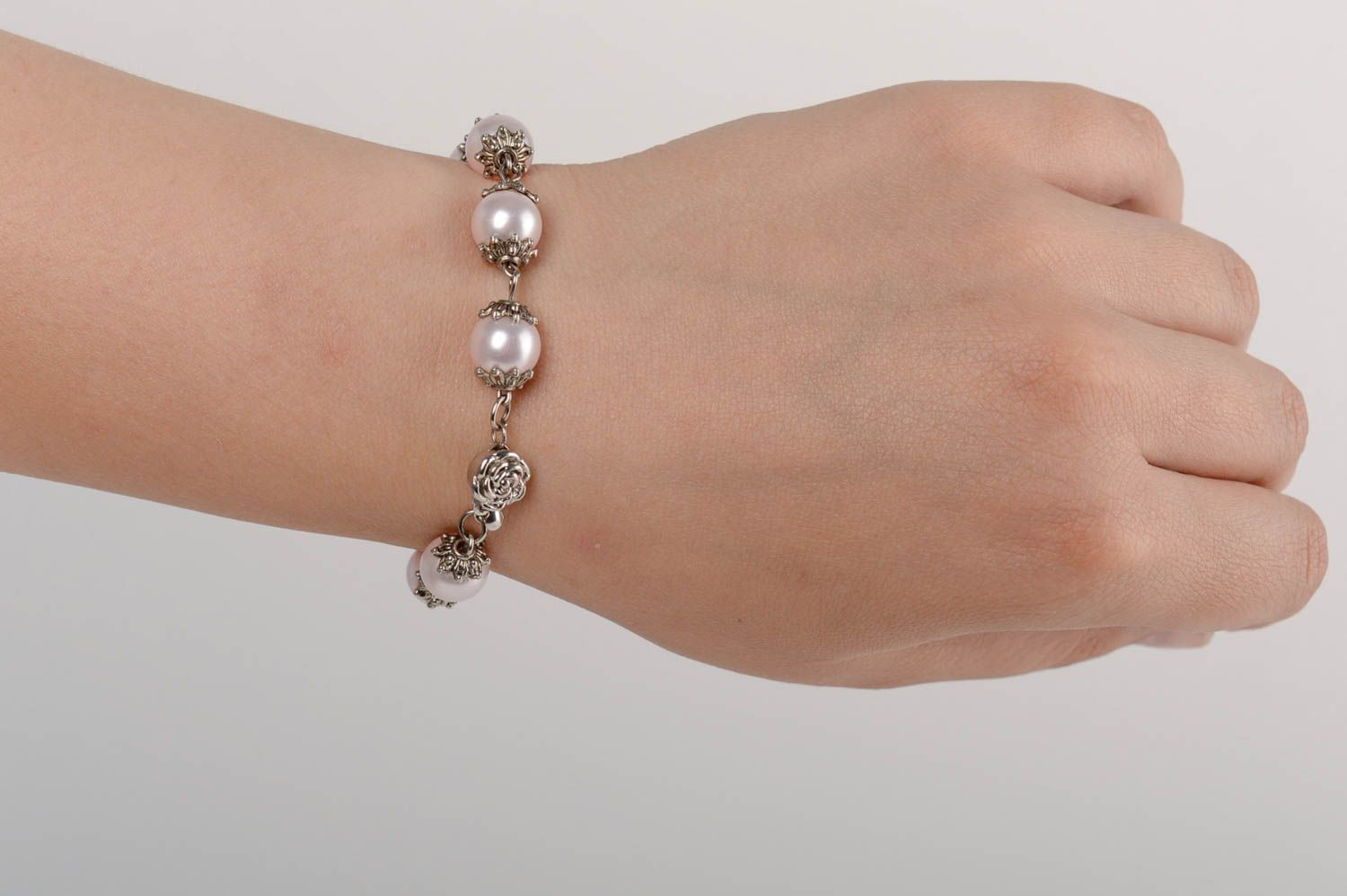 Bracelet de perles en céramique mince blanc fait main original élégant  photo 5