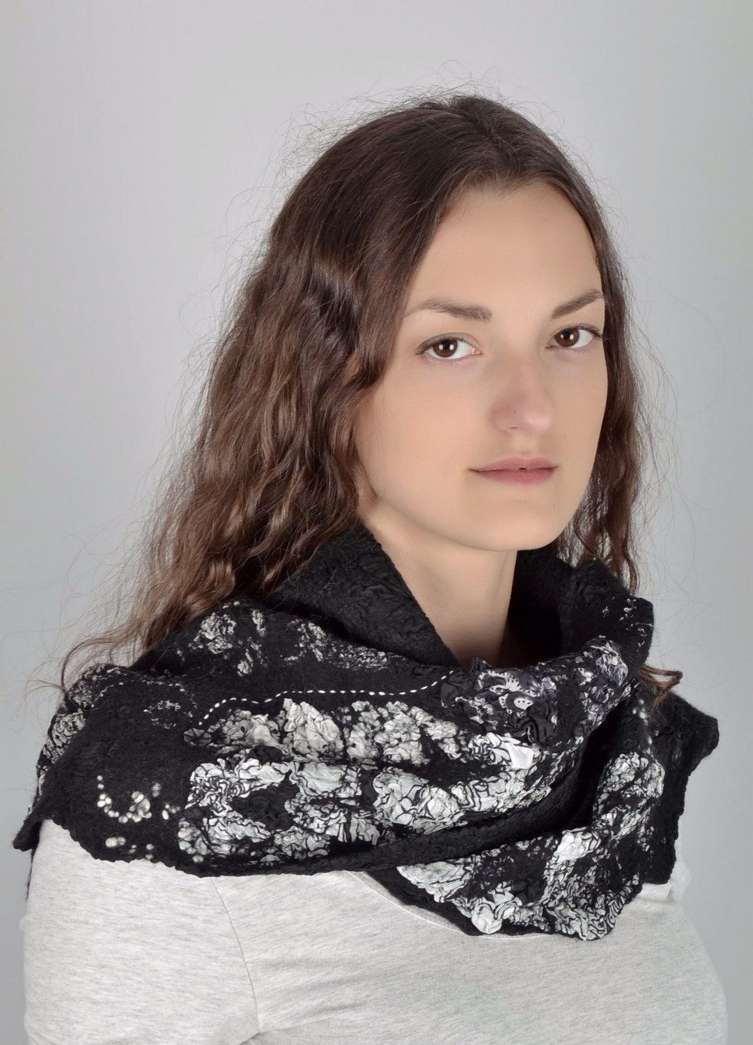 Cachecol preto-e-branco feito de lã e seda foto 5