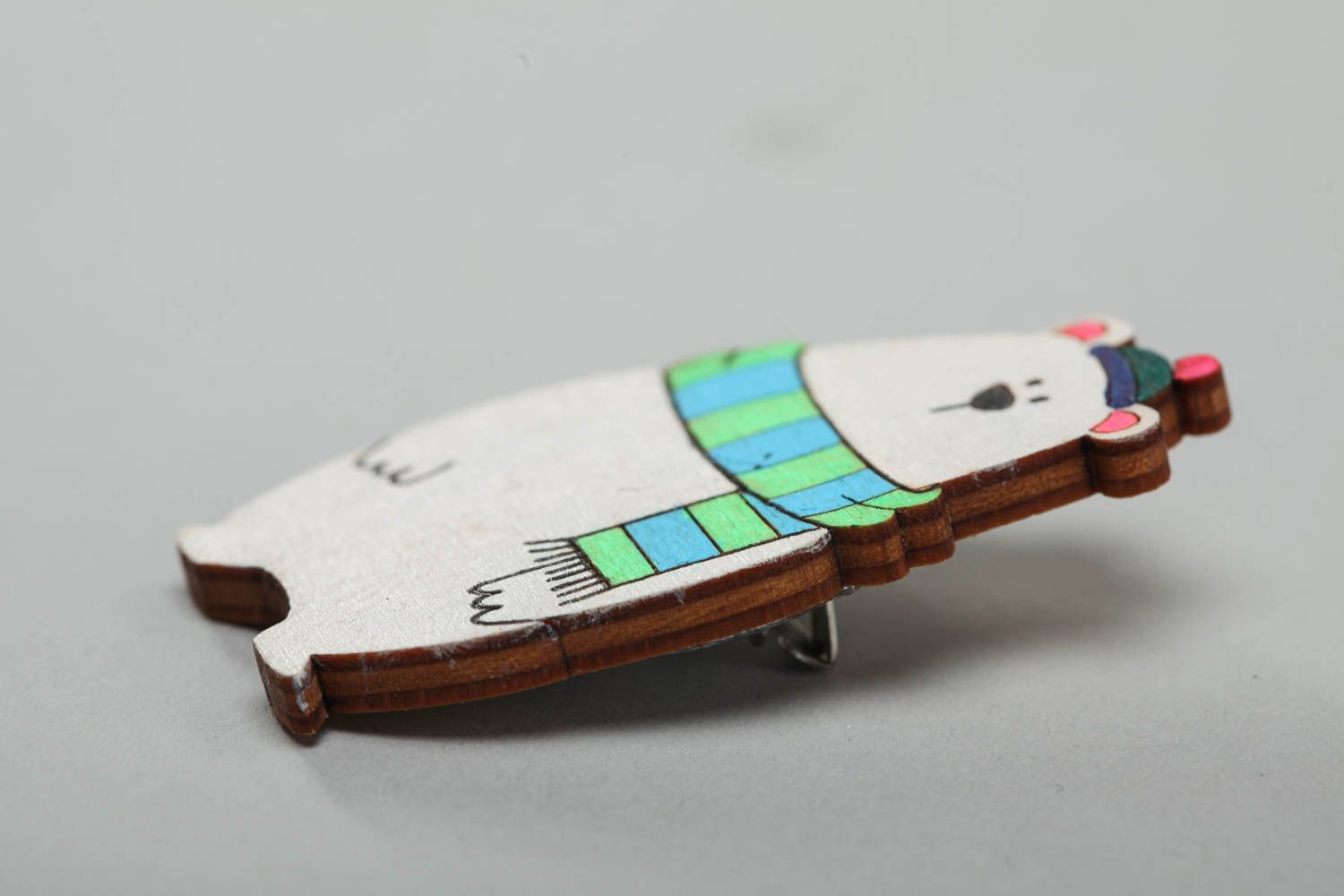 Broche de madera contrachapada pintado con acrílicos oso polar artesanal foto 3