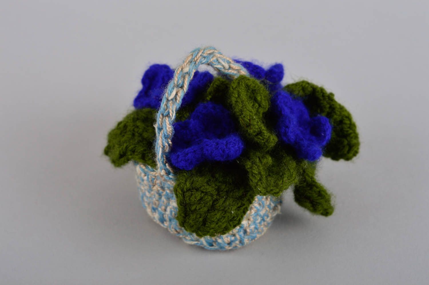 Handmade decorative composition with flowers crocheted home decor ideas photo 3