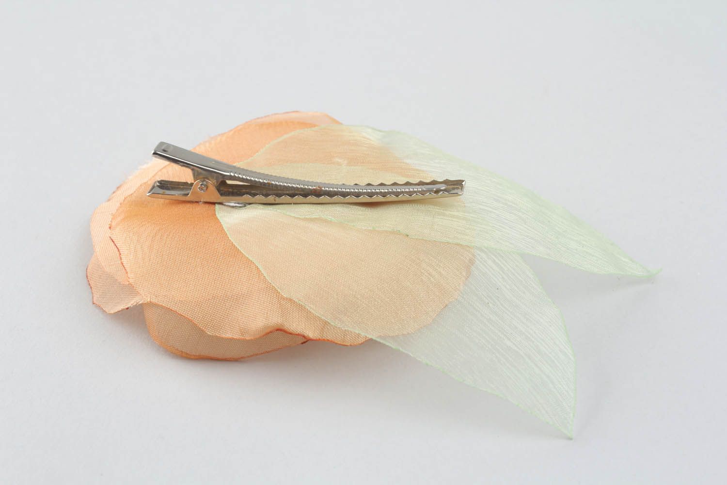 Grampo de cabelo na forma de uma flor feito de tecido leve com acessórios de metal foto 3