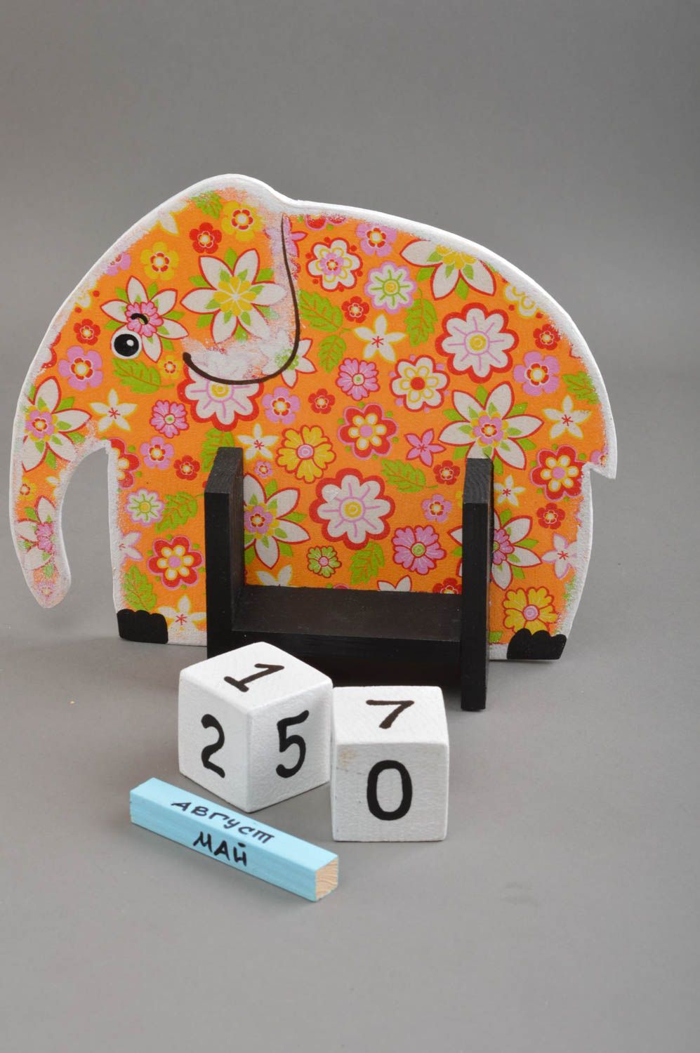 Детский календарь в виде слоника из фанеры декупаж оранжевый ручной работы фото 3