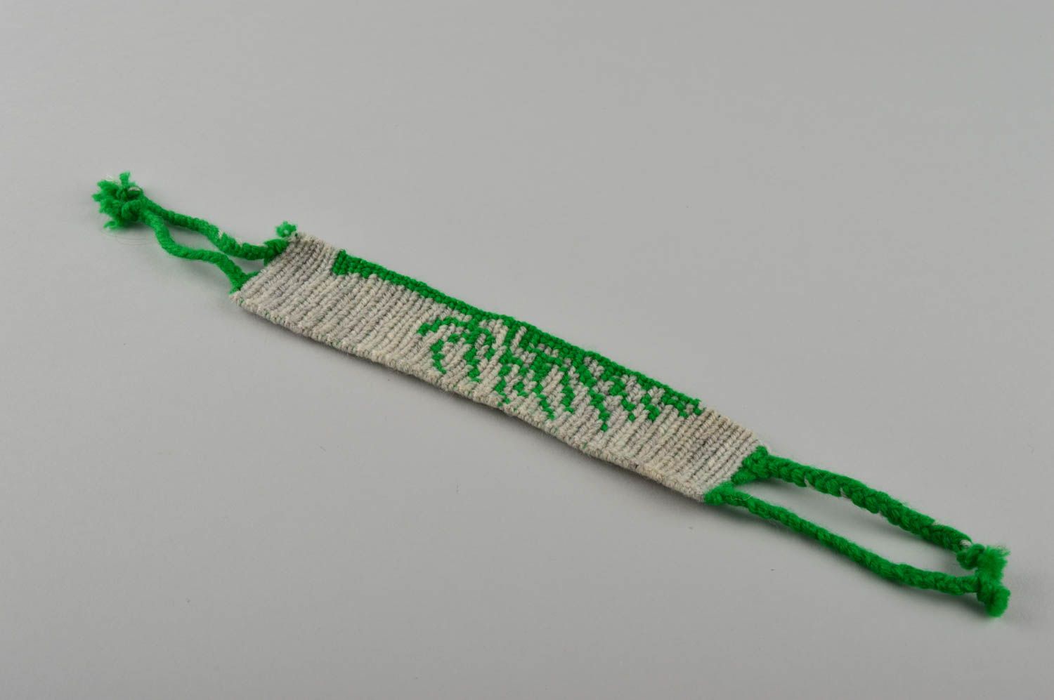Браслет из ниток ручной работы плетеный браслет серый модный браслет авторский фото 1