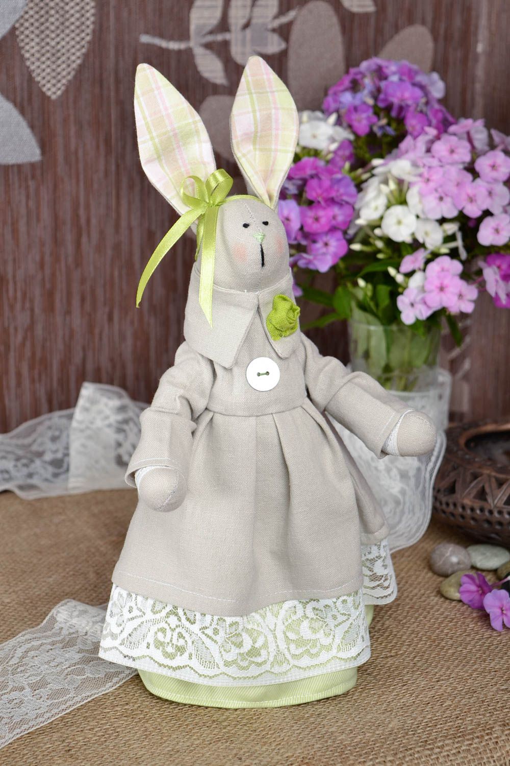 Handgemachtes schönes Kuscheltier Hase im Kleid Geschenke für Kinder Haus Deko foto 1