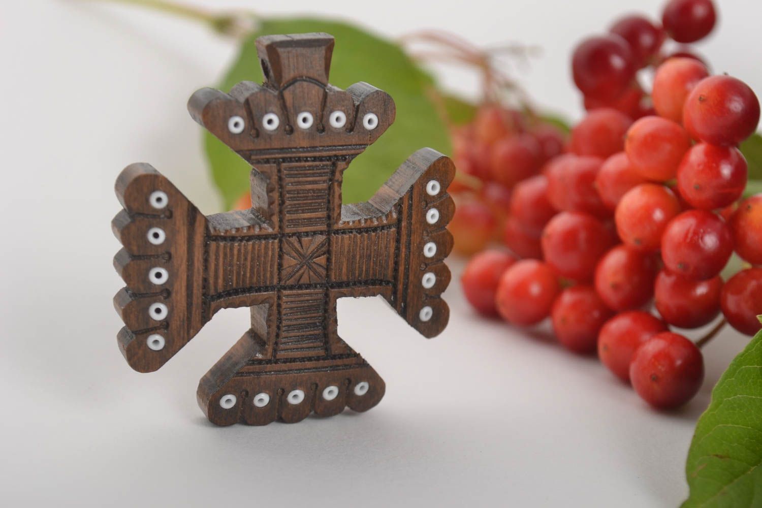 Крест ручной работы нательный крестик из груши оригинальный крестик с бисером фото 1
