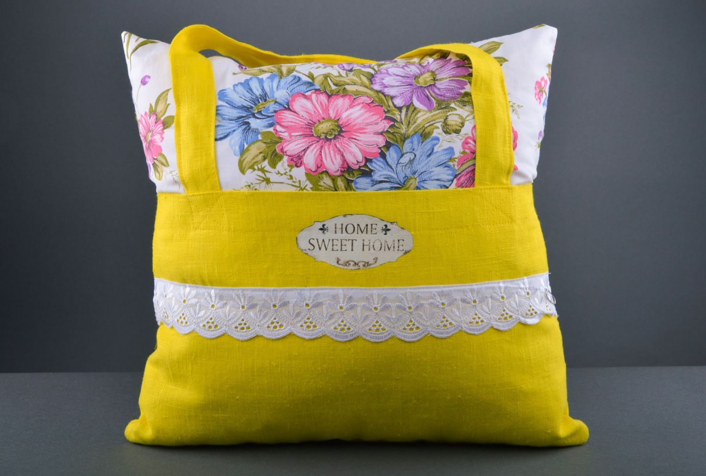 Coussin en tissu de coton fait main original en forme de sac jaune motif floral photo 3